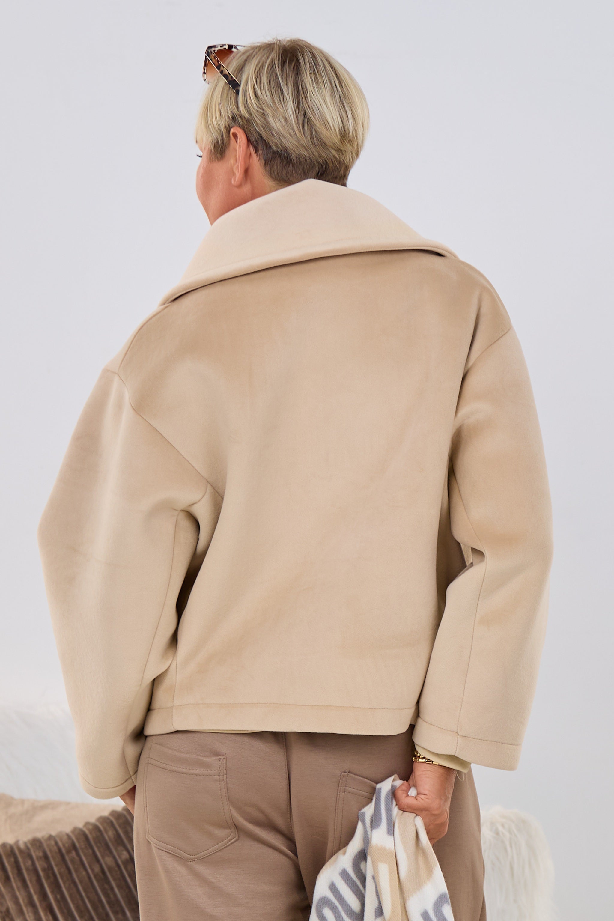 Jacke in Samtoptik, beige