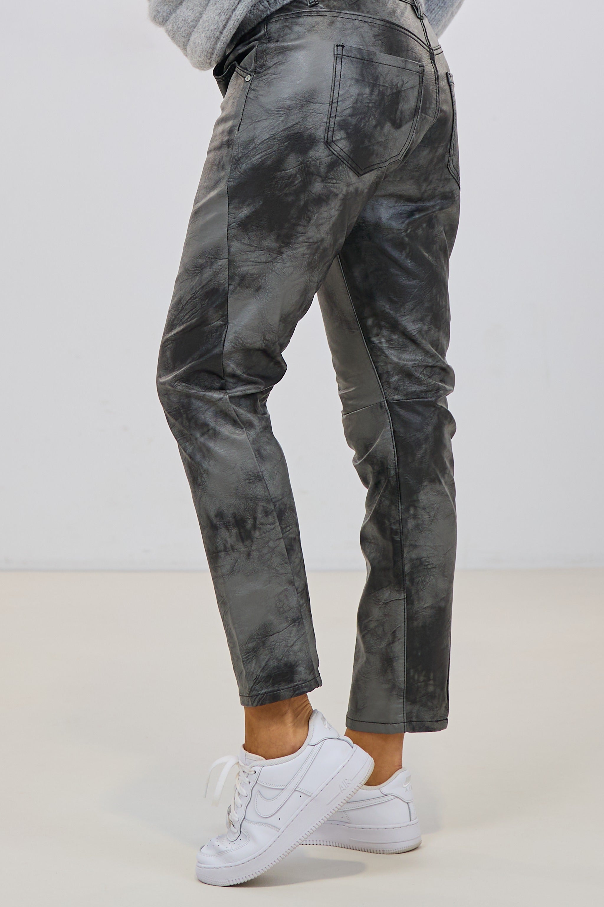 Batik Lederlook Hose, anthrazit-grau