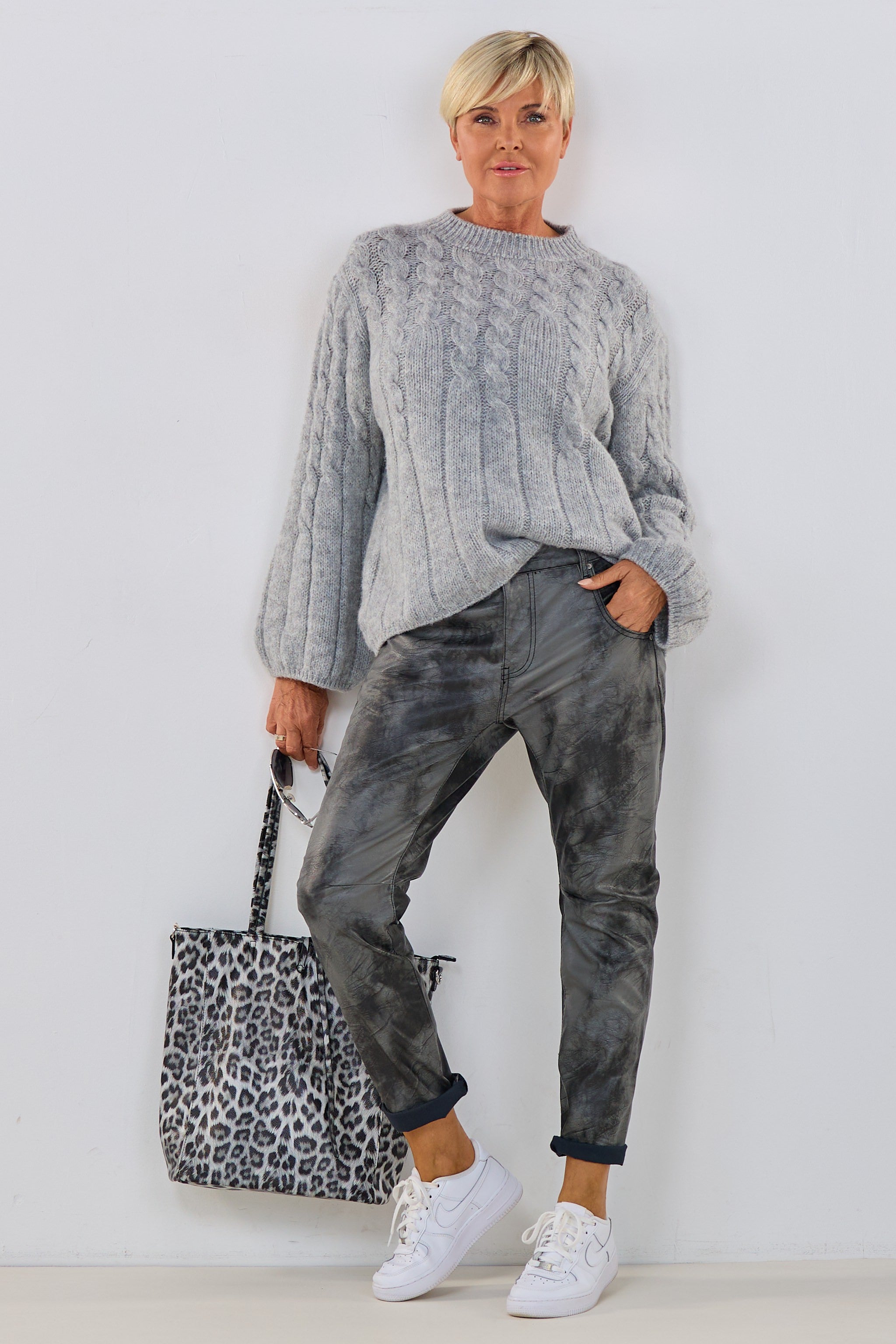 Strickpulli mit Zopfstrickmuster, grau