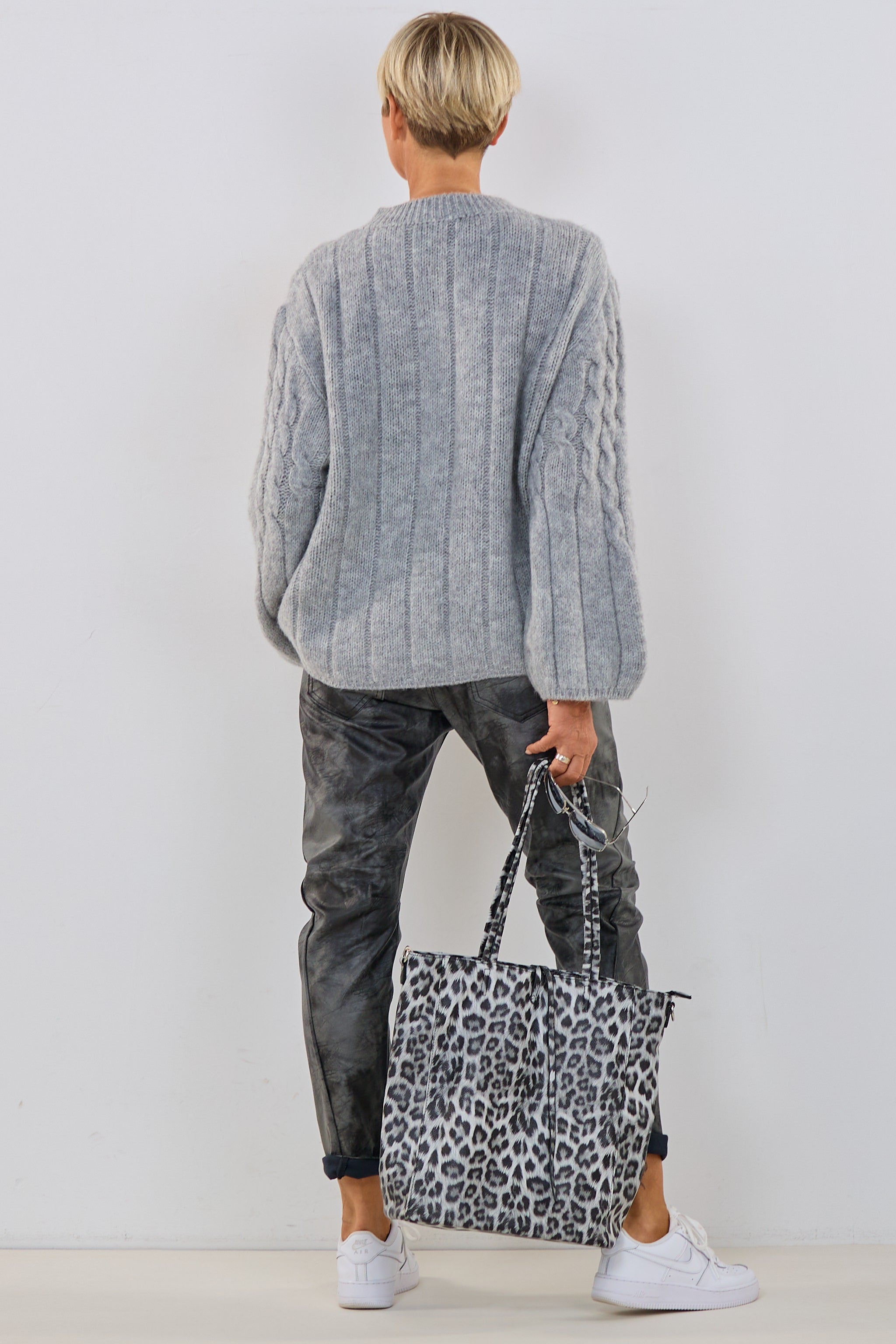 Strickpulli mit Zopfstrickmuster, grau