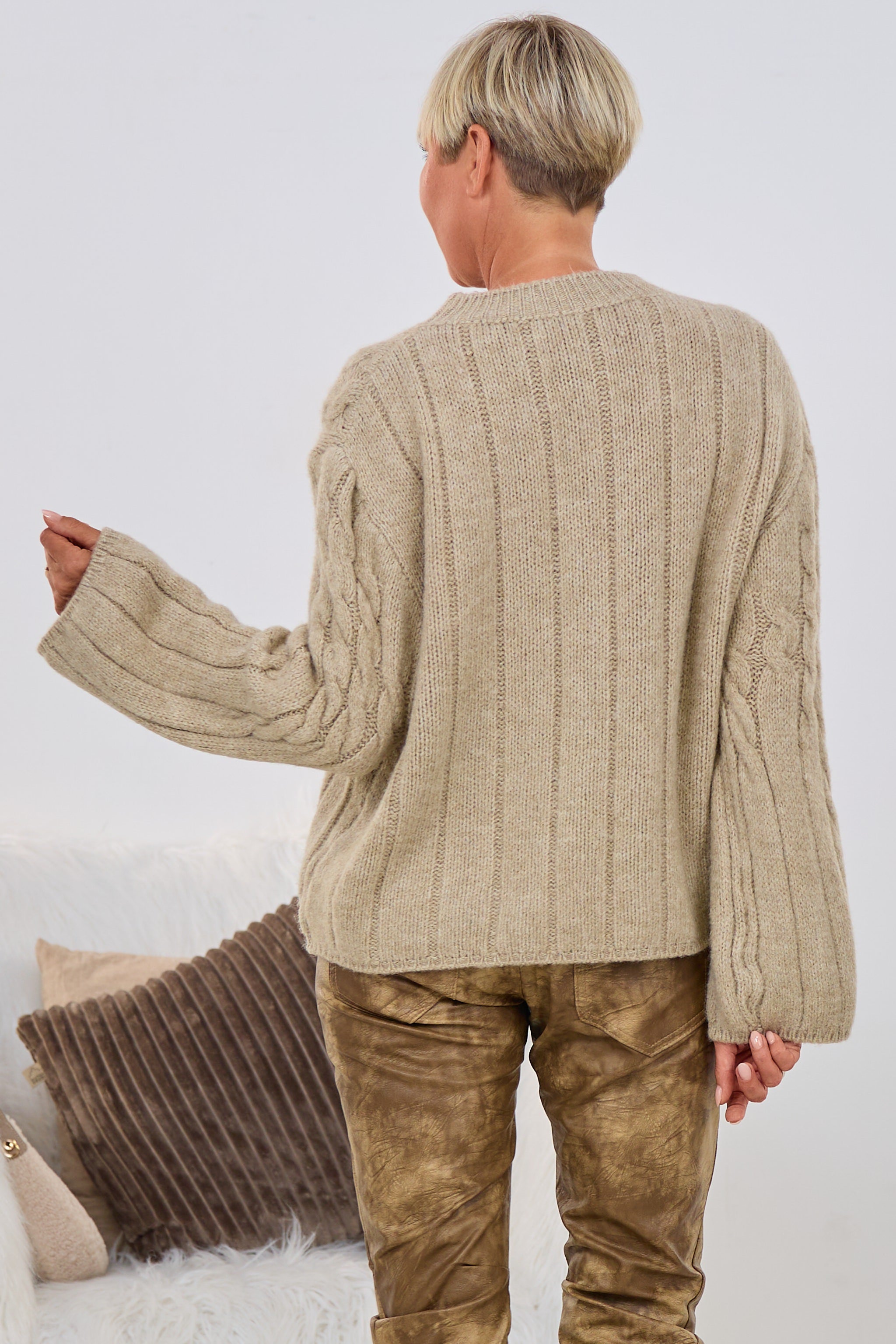 Strickpulli mit Zopfstrickmuster, beige