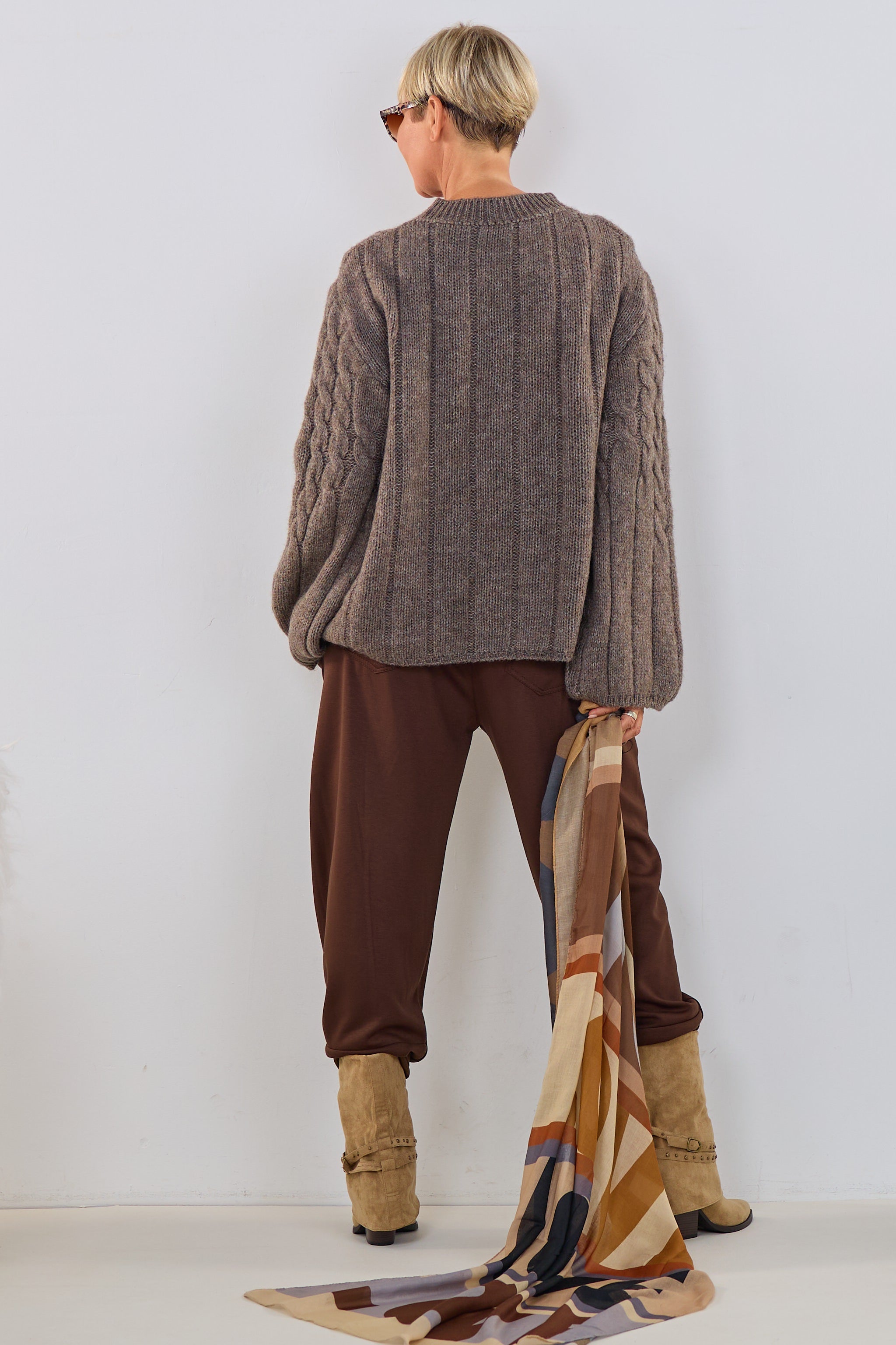 Strickpulli mit Zopfstrickmuster, taupe