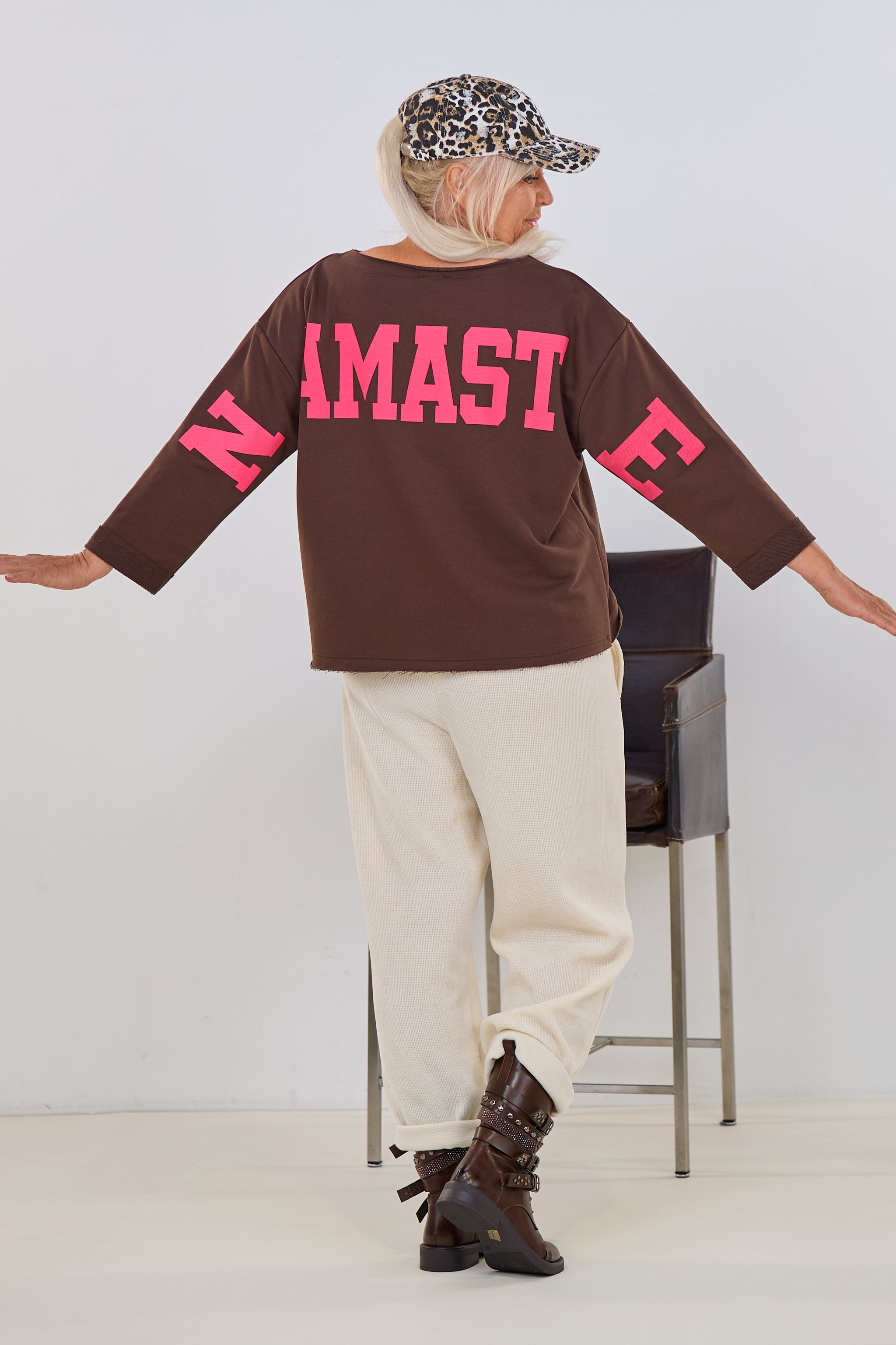 Sweaty NAMASTE, braun-pink