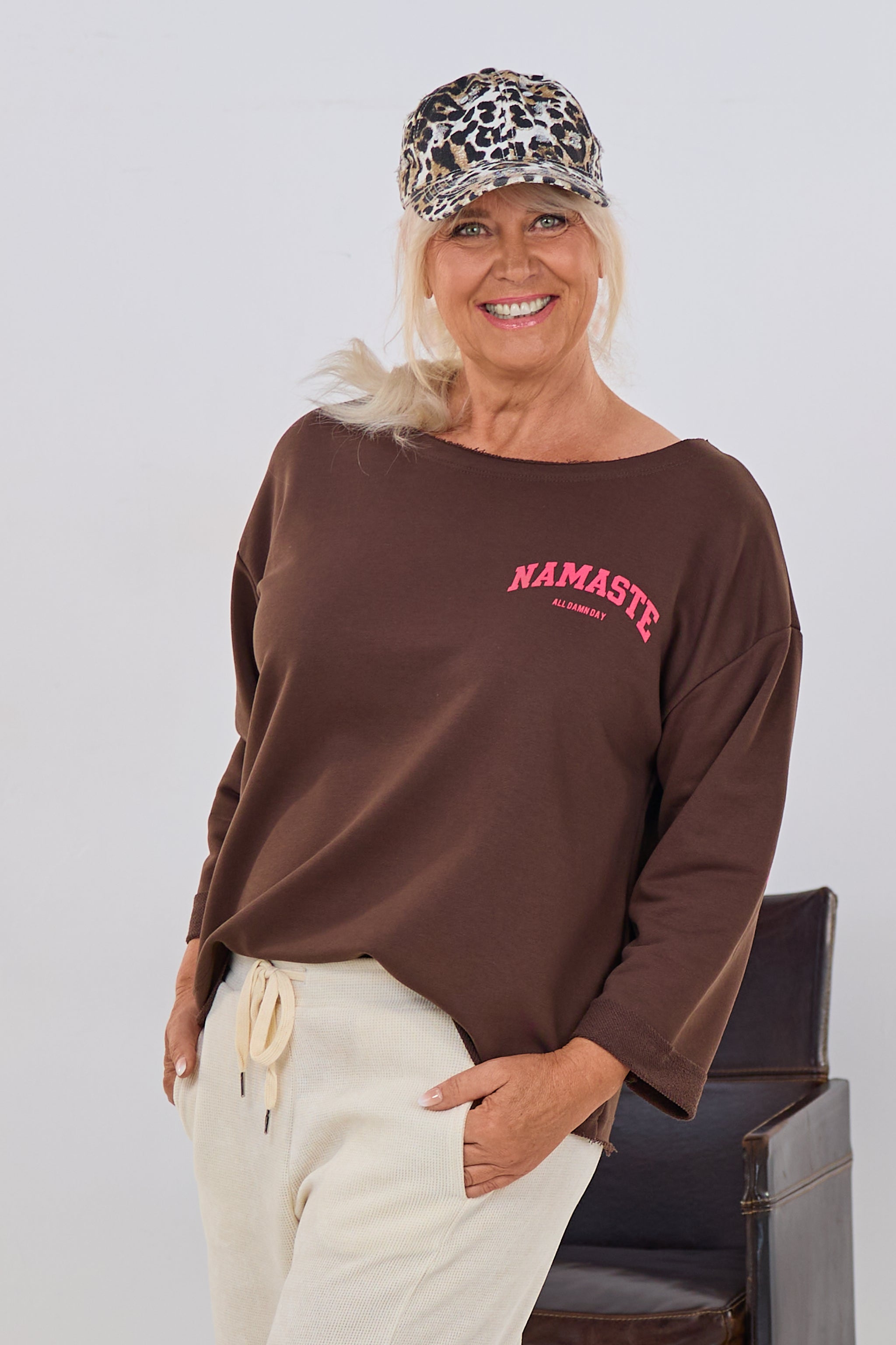 Sweaty NAMASTE, braun-pink