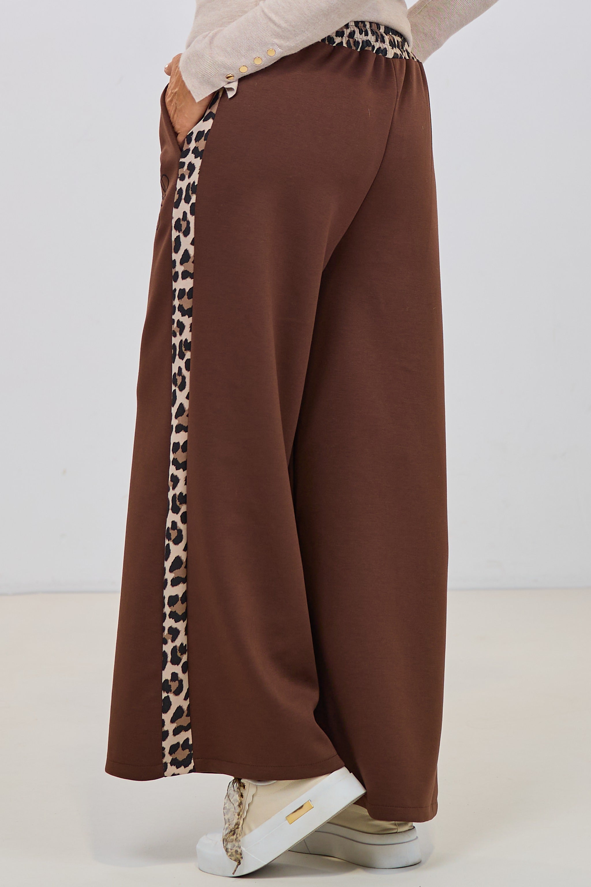 Hose mit weitem Bein und seitlichen Leo-Streifen, braun-leo