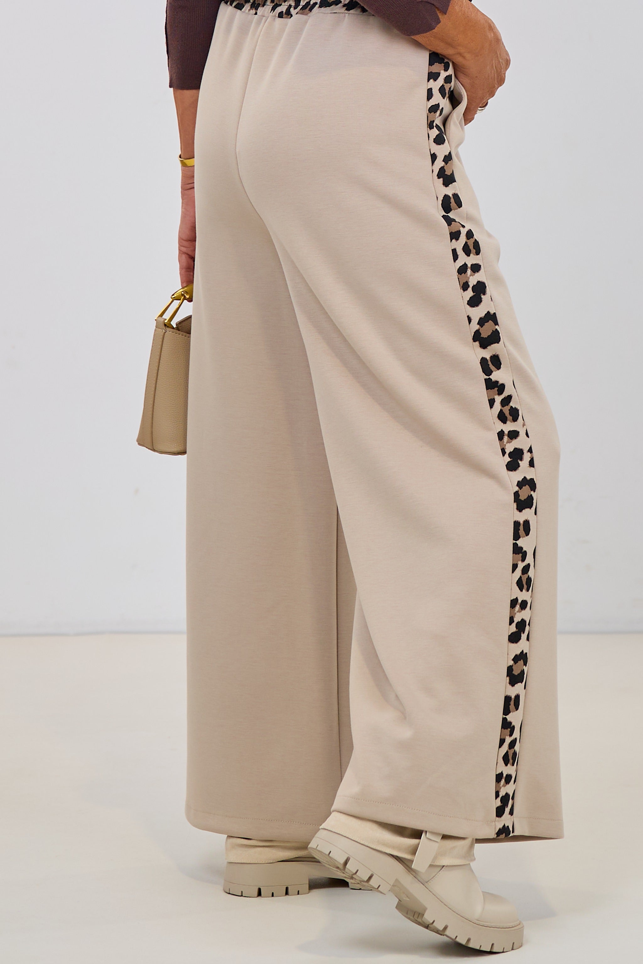 Hose mit weitem Bein und seitlichen Leo-Streifen, beige-leo