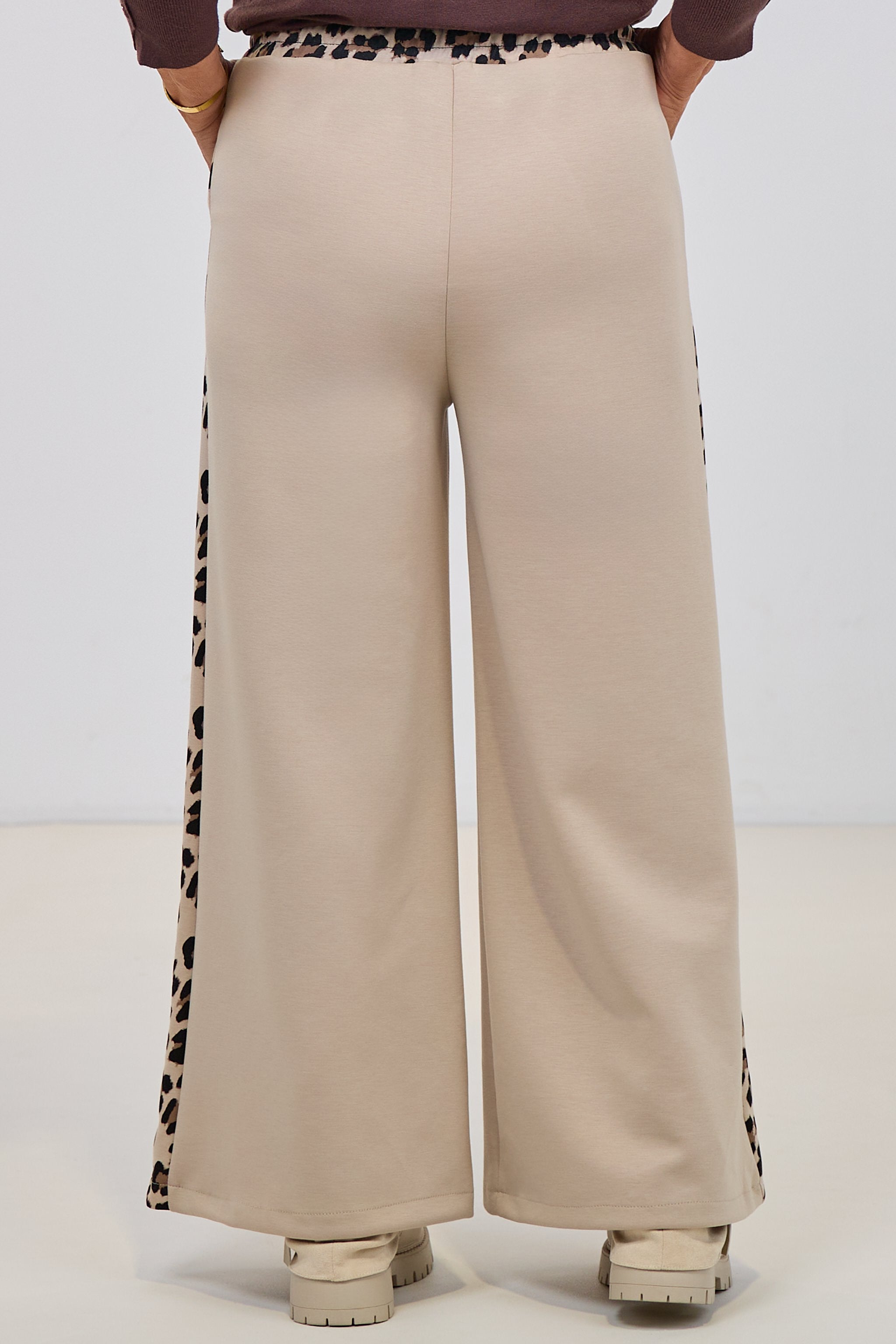 Hose mit weitem Bein und seitlichen Leo-Streifen, beige-leo