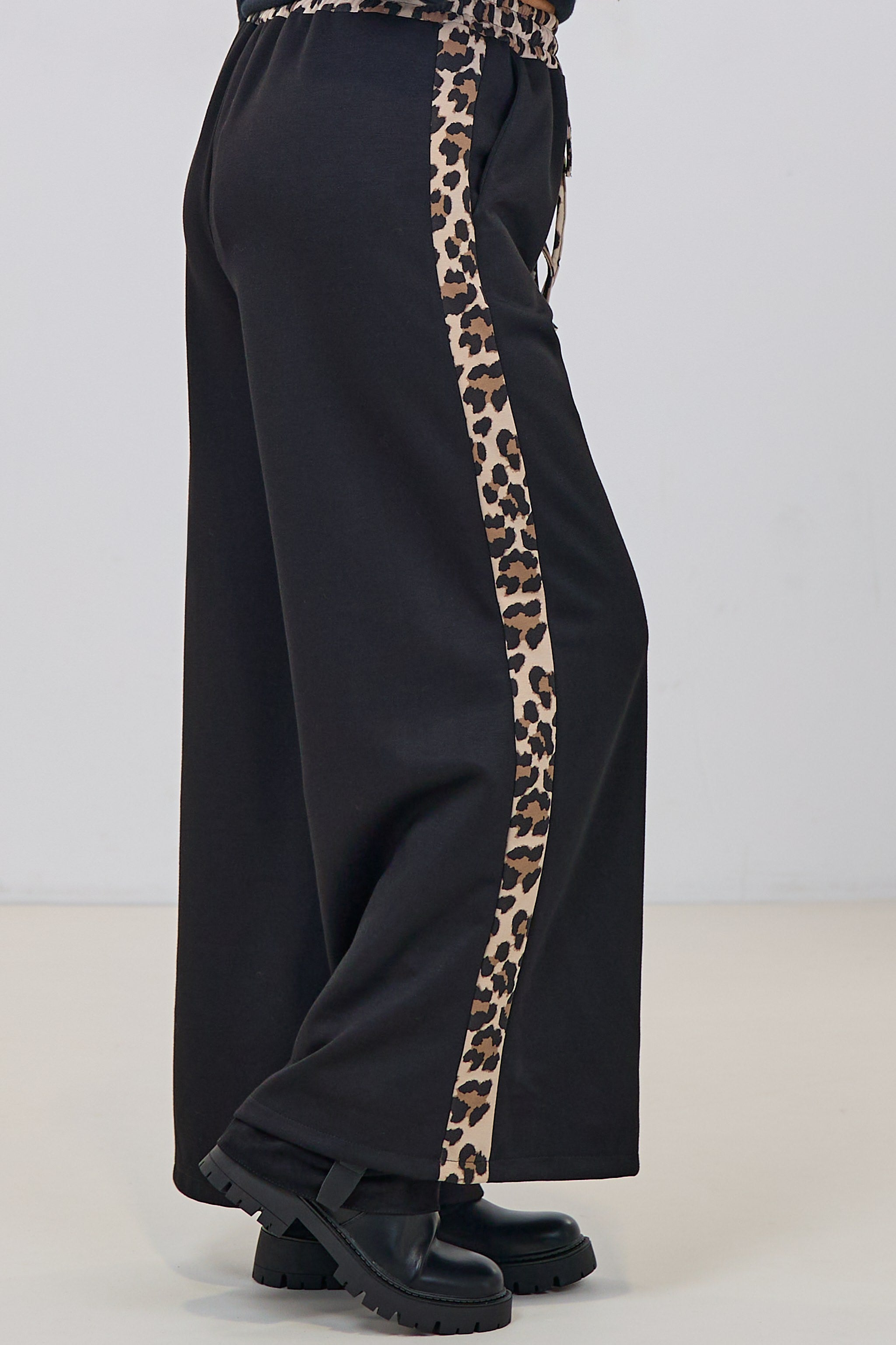 Hose mit weitem Bein und seitlichen Leo-Streifen, schwarz-leo