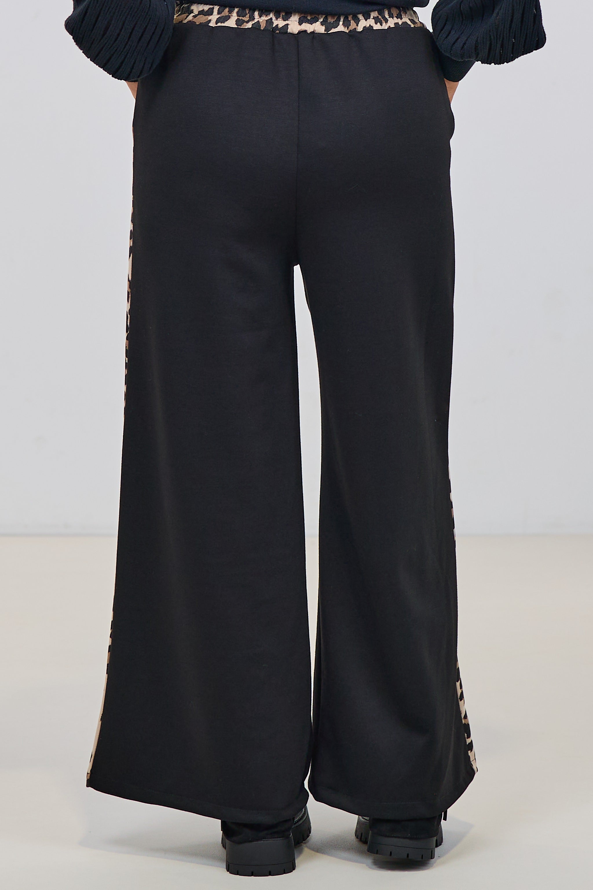 Hose mit weitem Bein und seitlichen Leo-Streifen, schwarz-leo