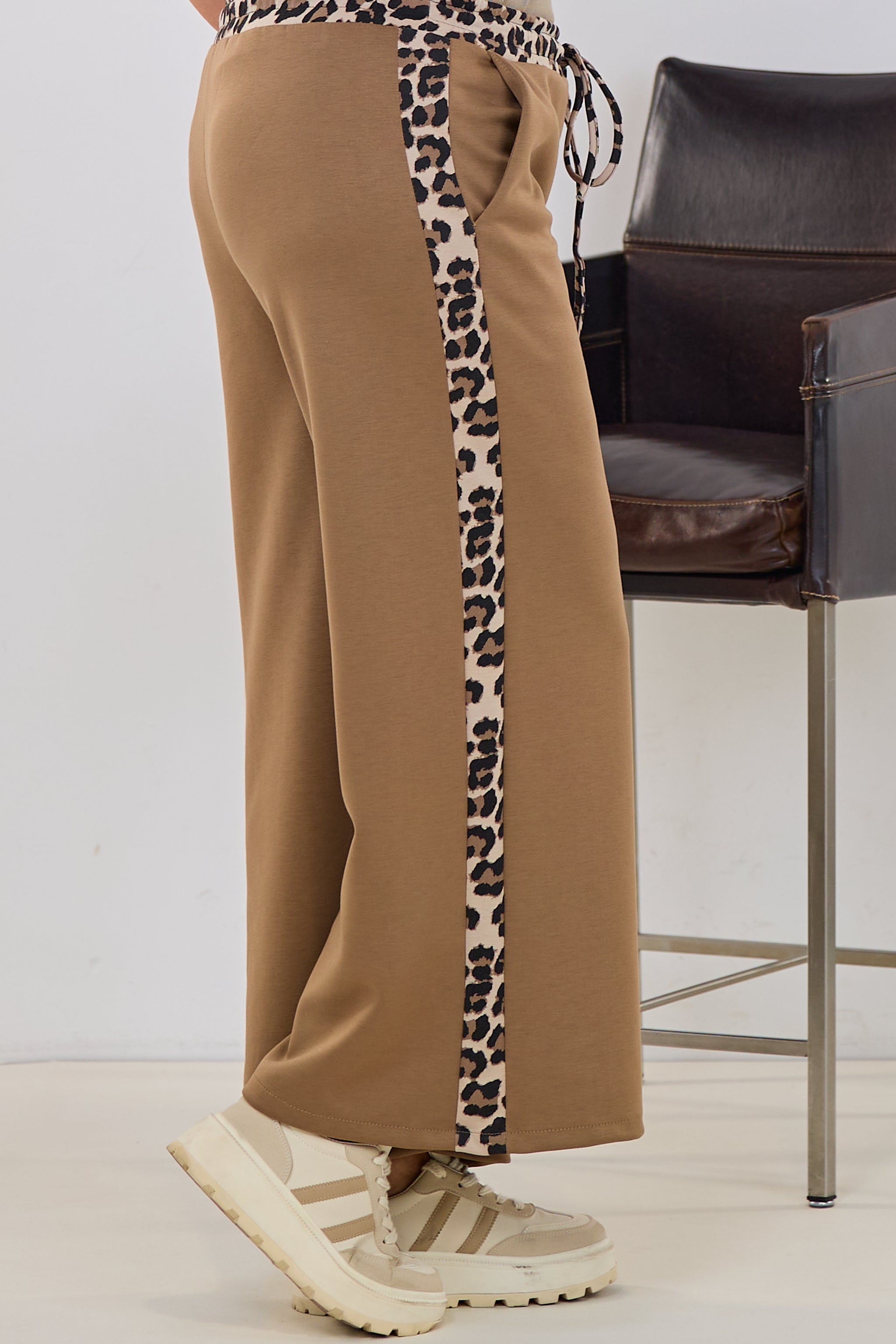 Hose mit weitem Bein und seitlichen Leo-Streifen, taupe-leo