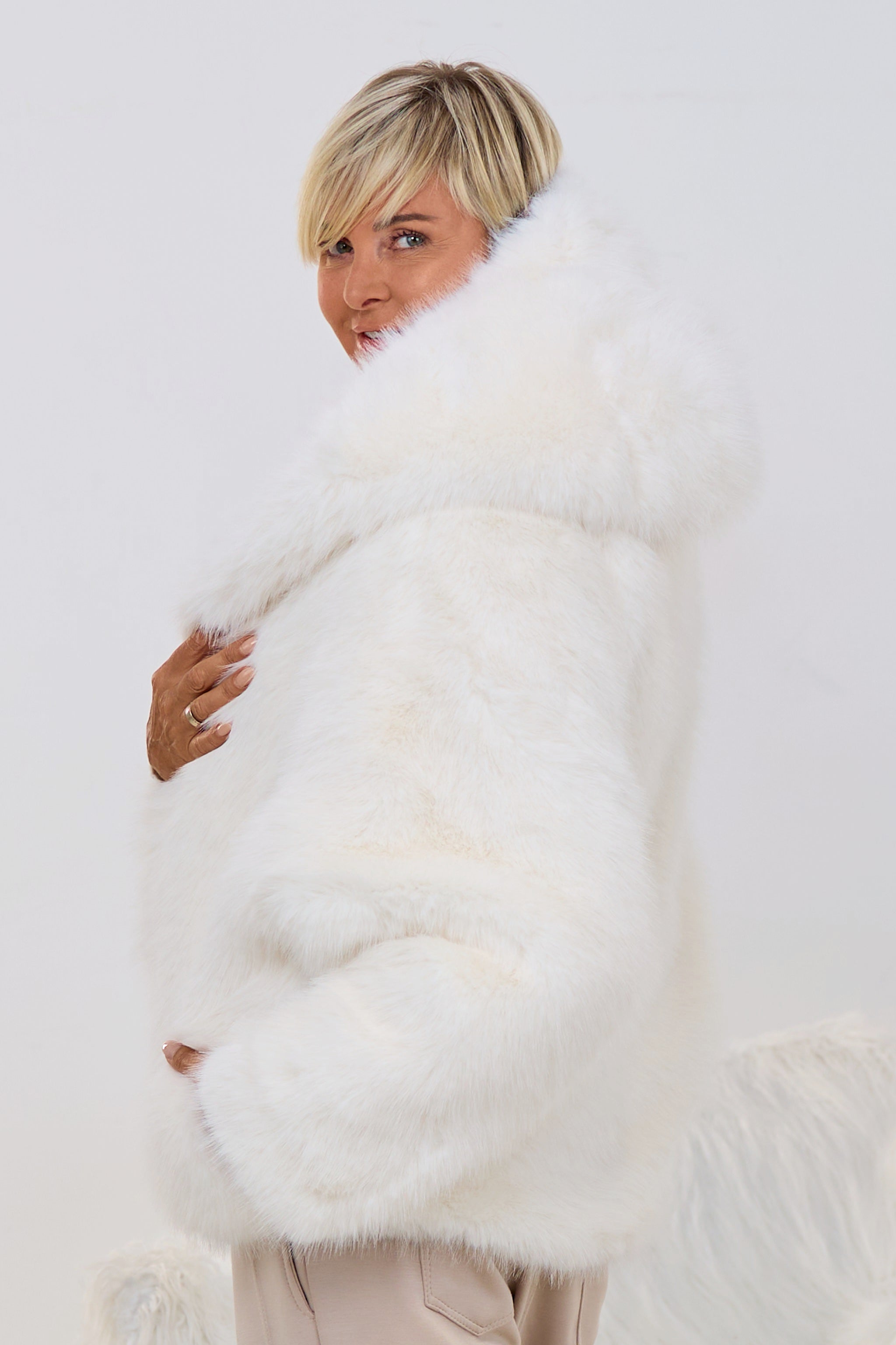 kurze Jacke mit weichem Fell, ecru