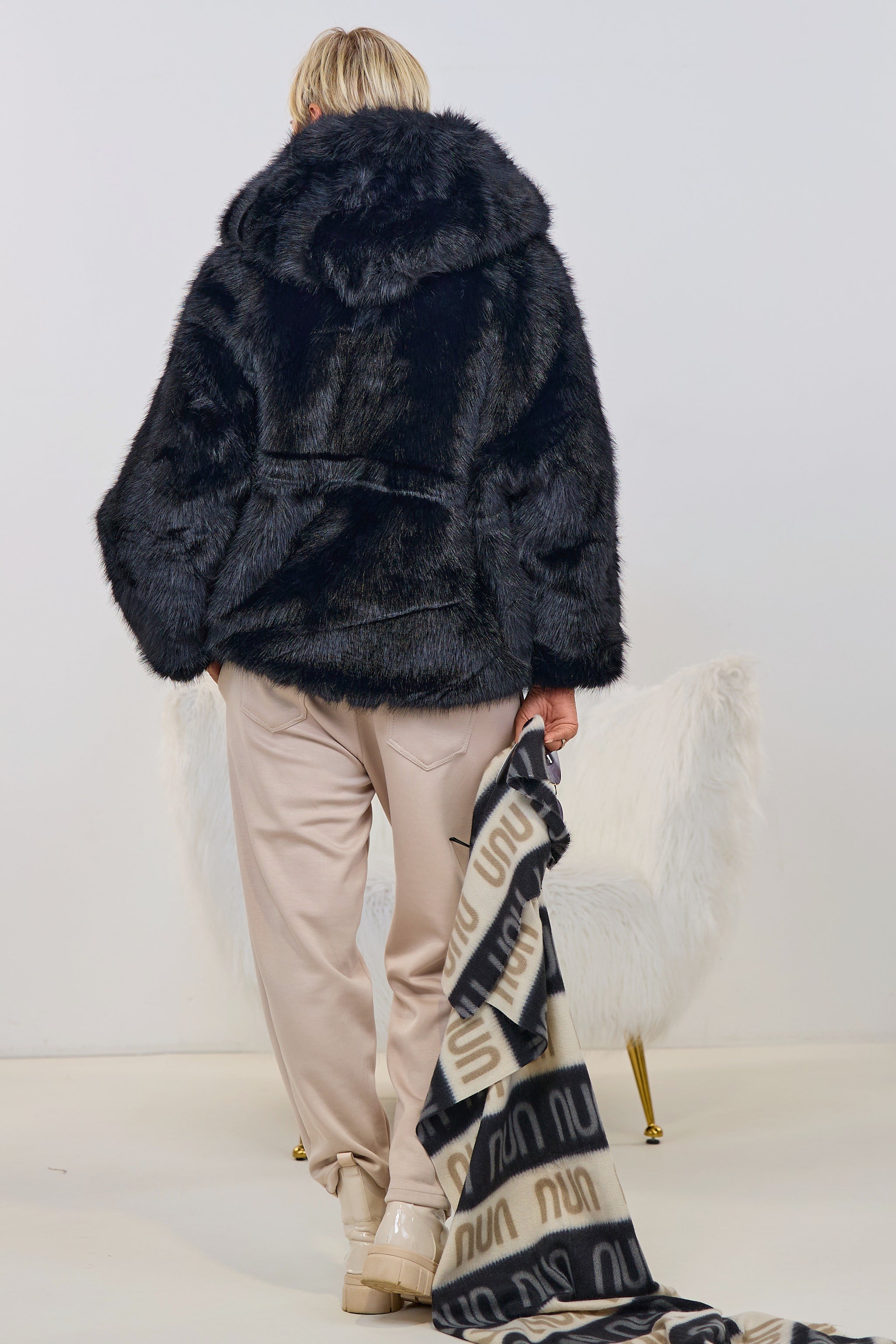 kurze Jacke mit weichem Fell, schwarz