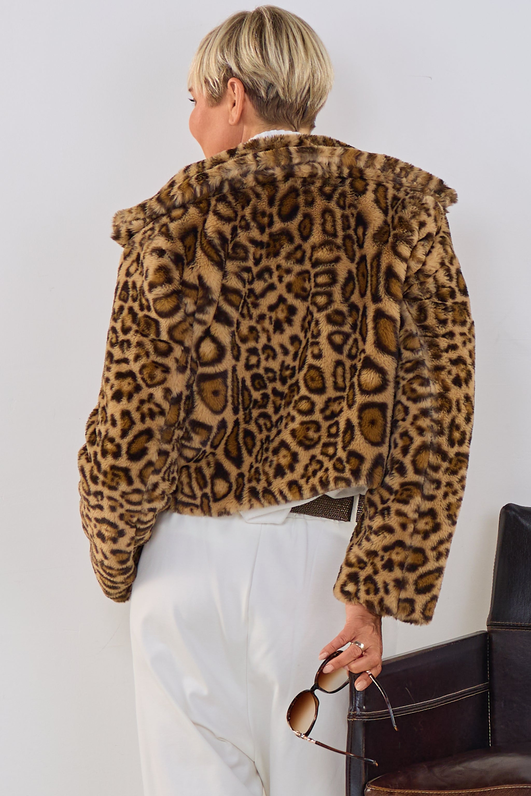 kurze Felljacke im LEO-Design, leo