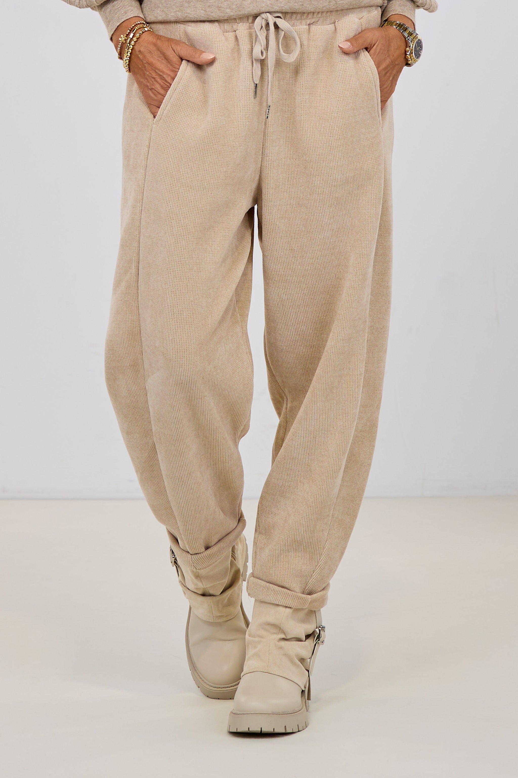 Samtige Hose mit Kordelzug, beige