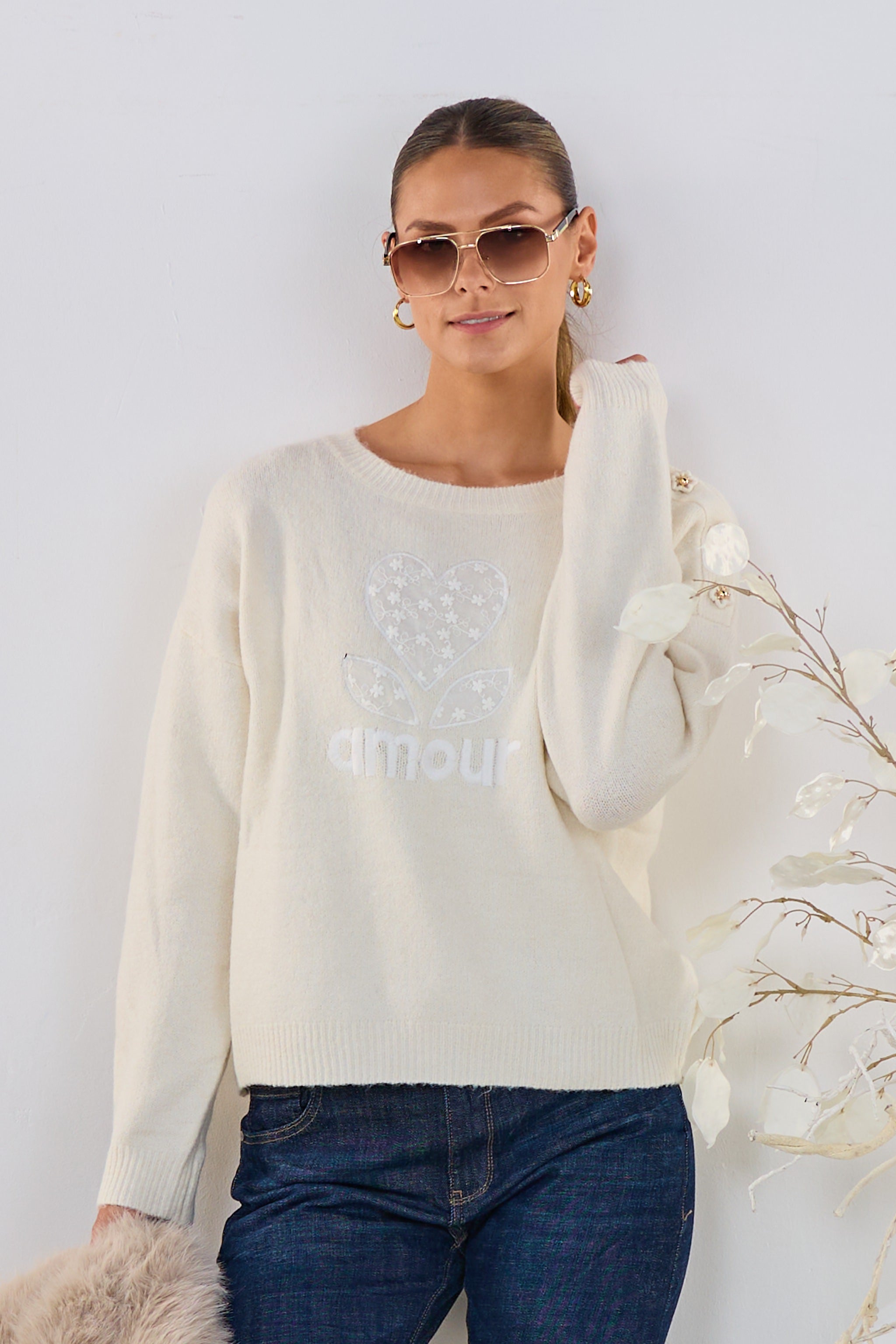 Strickpulli amour mit Blumenknöpfen, ecru
