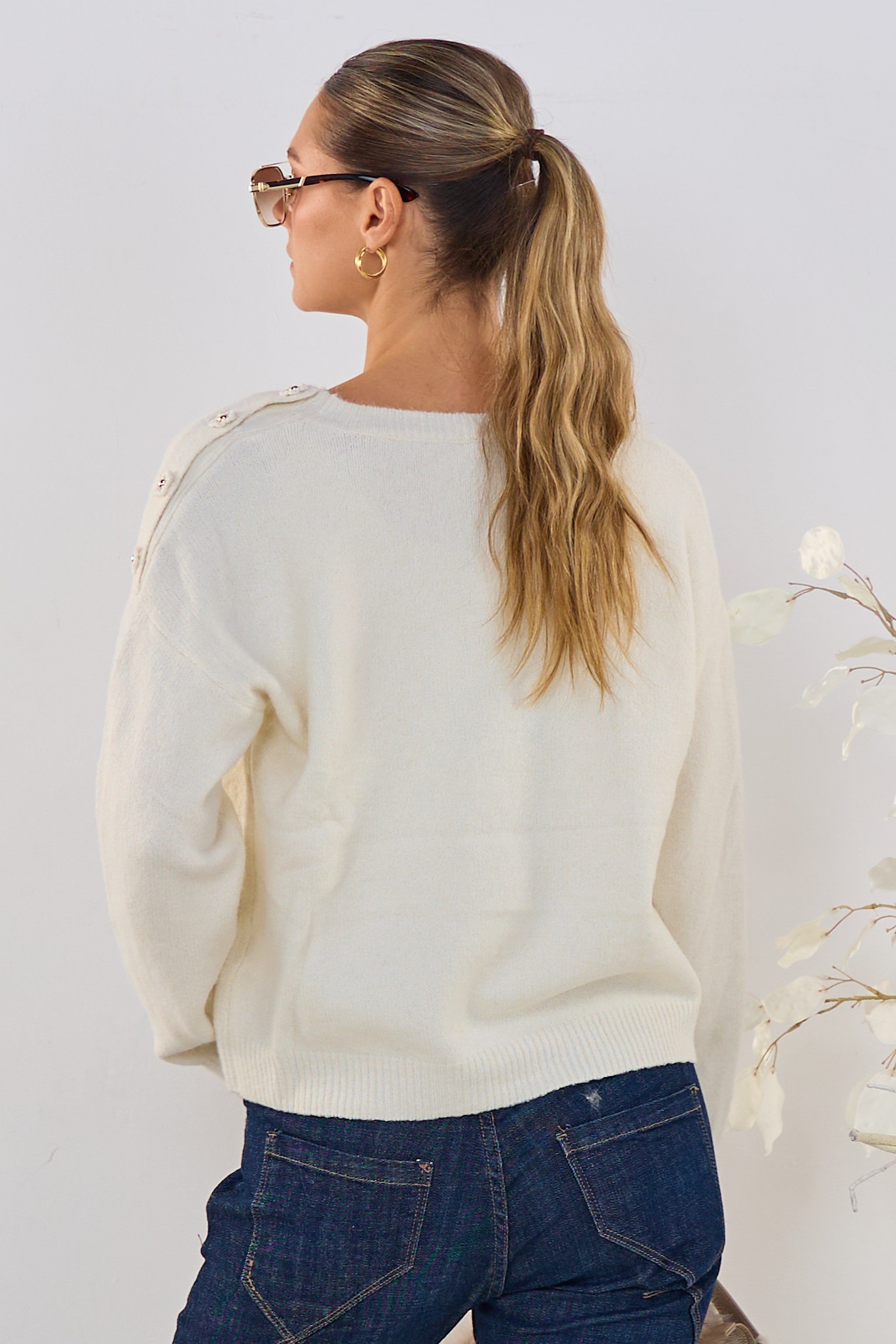 Strickpulli amour mit Blumenknöpfen, ecru