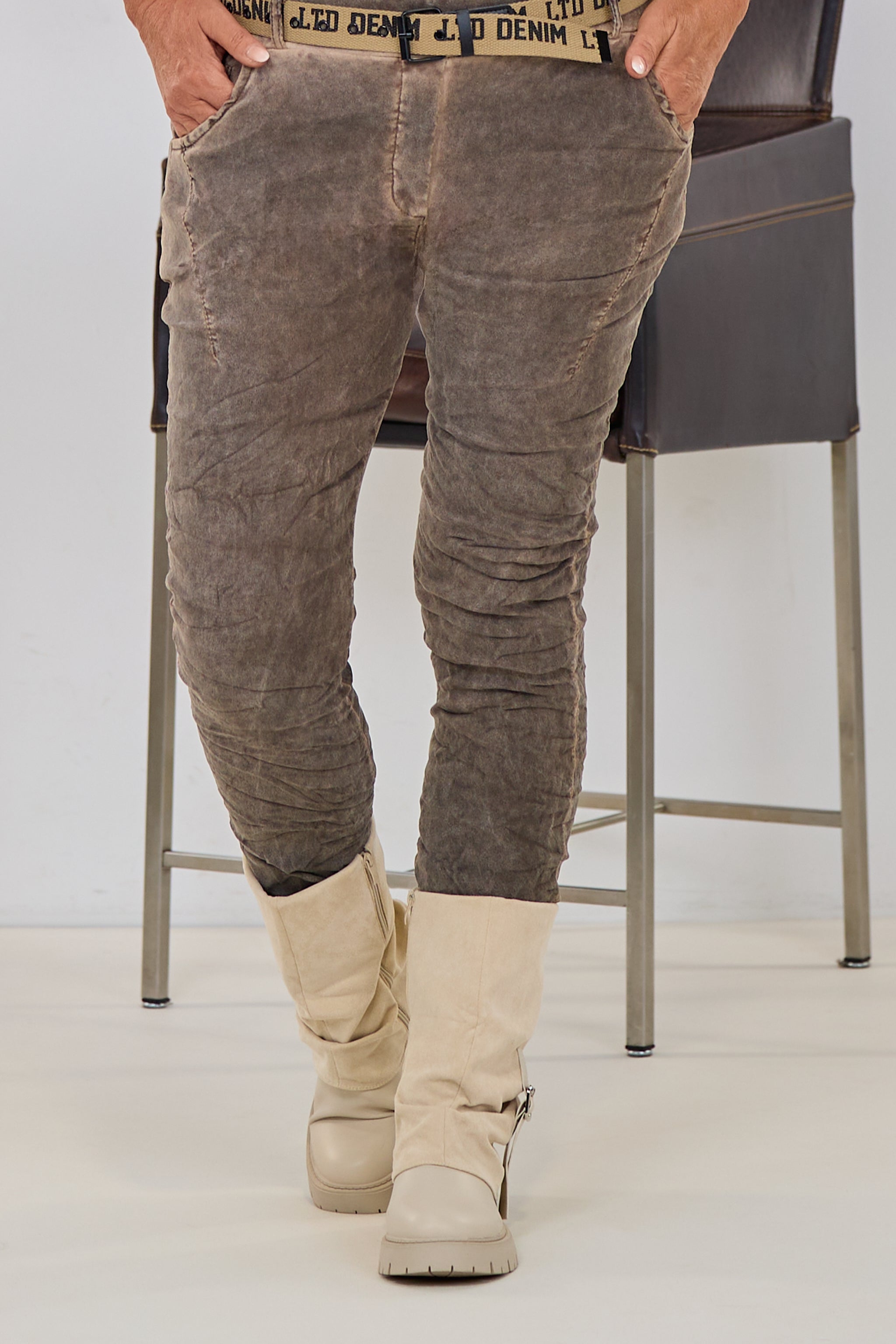 Samtig weiche Hose mit Gürtel, schlamm