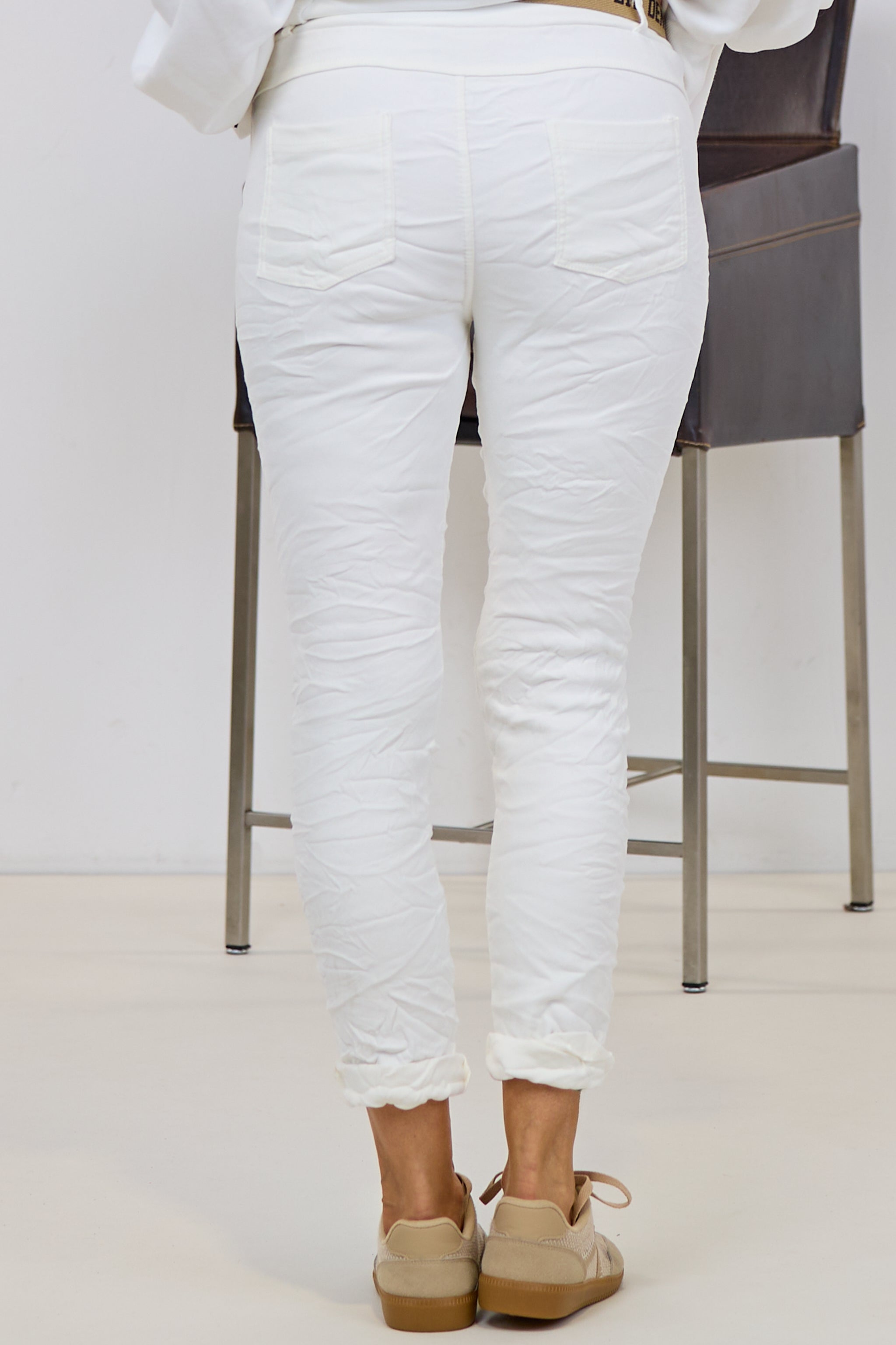 Samtig weiche Hose mit Gürtel, ecru