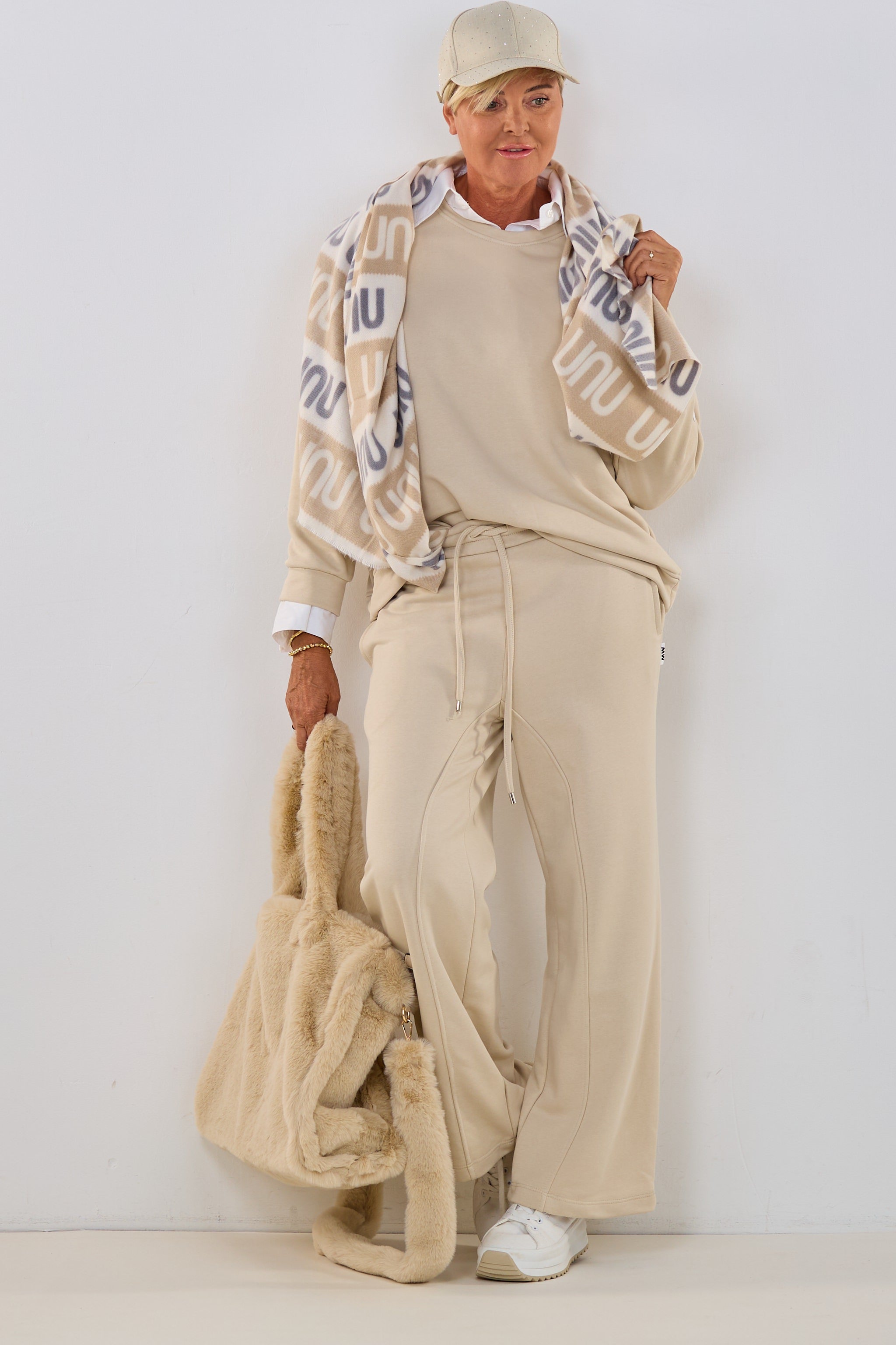 Sweathose mit weitem Bein und Ziernaht, beige
