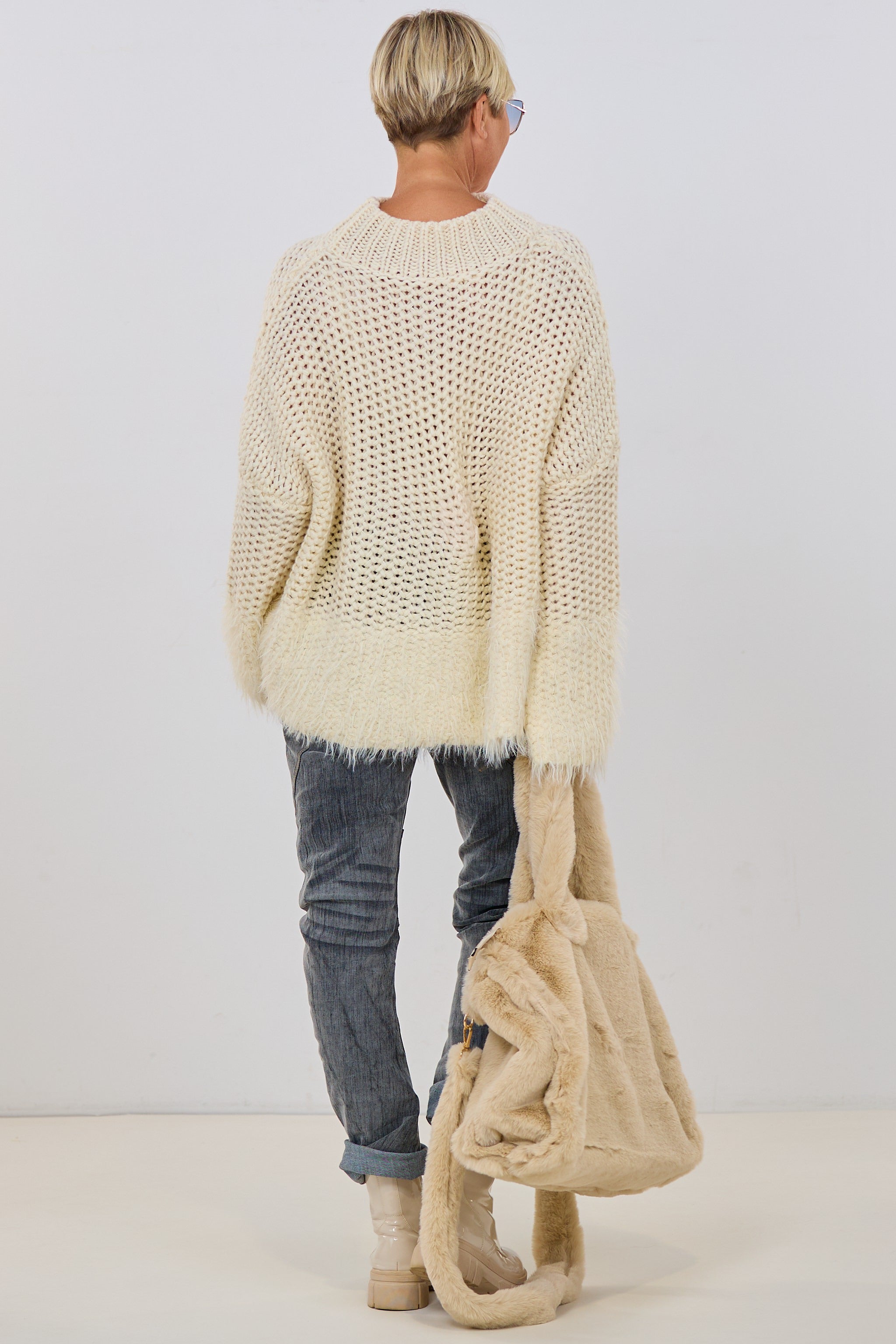 grobgestrickter Pulli mit Fell , creme