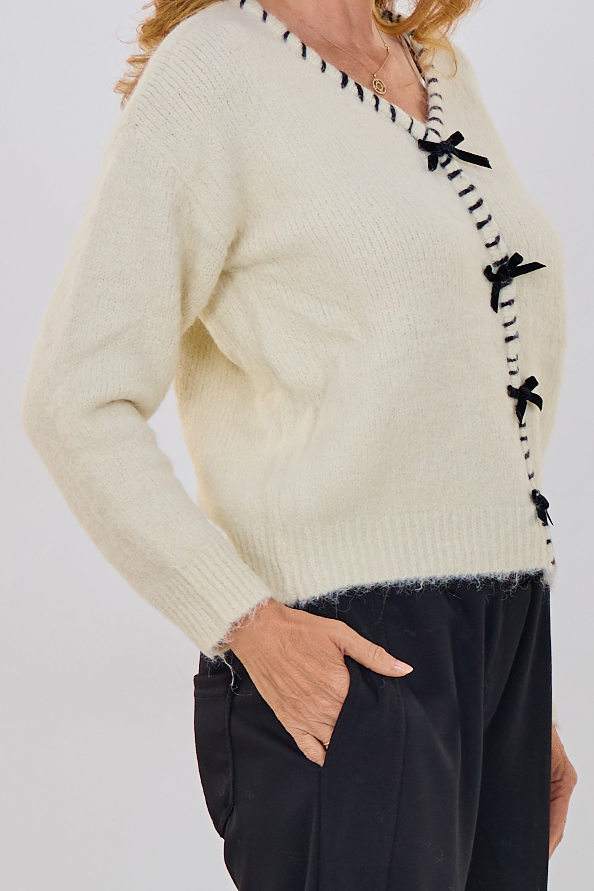 Strickpulli mit V-Ausschnitt und Schleifen, creme-schwarz