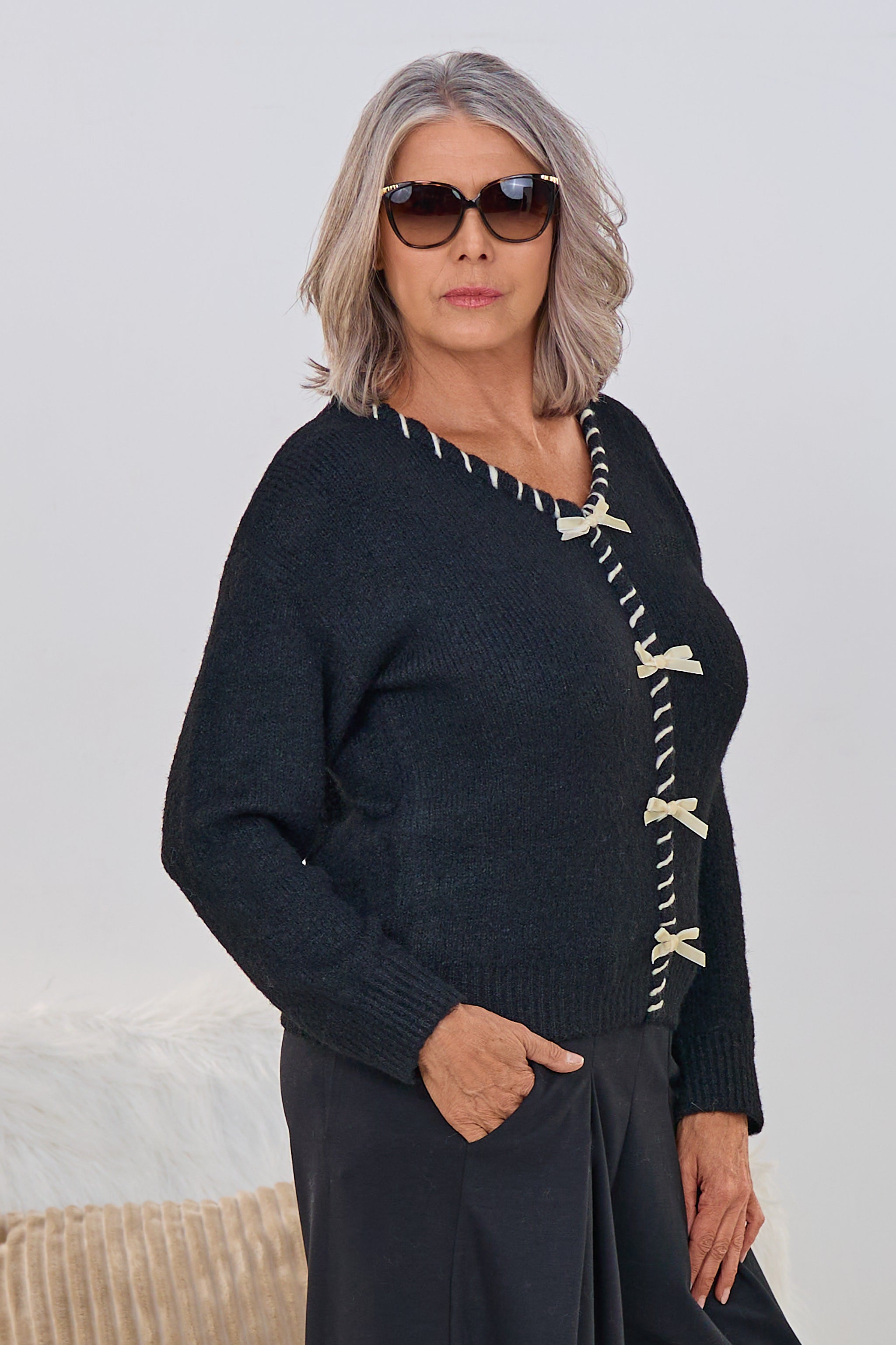 Strickpulli mit V-Ausschnitt und Schleifen, schwarz-ecru