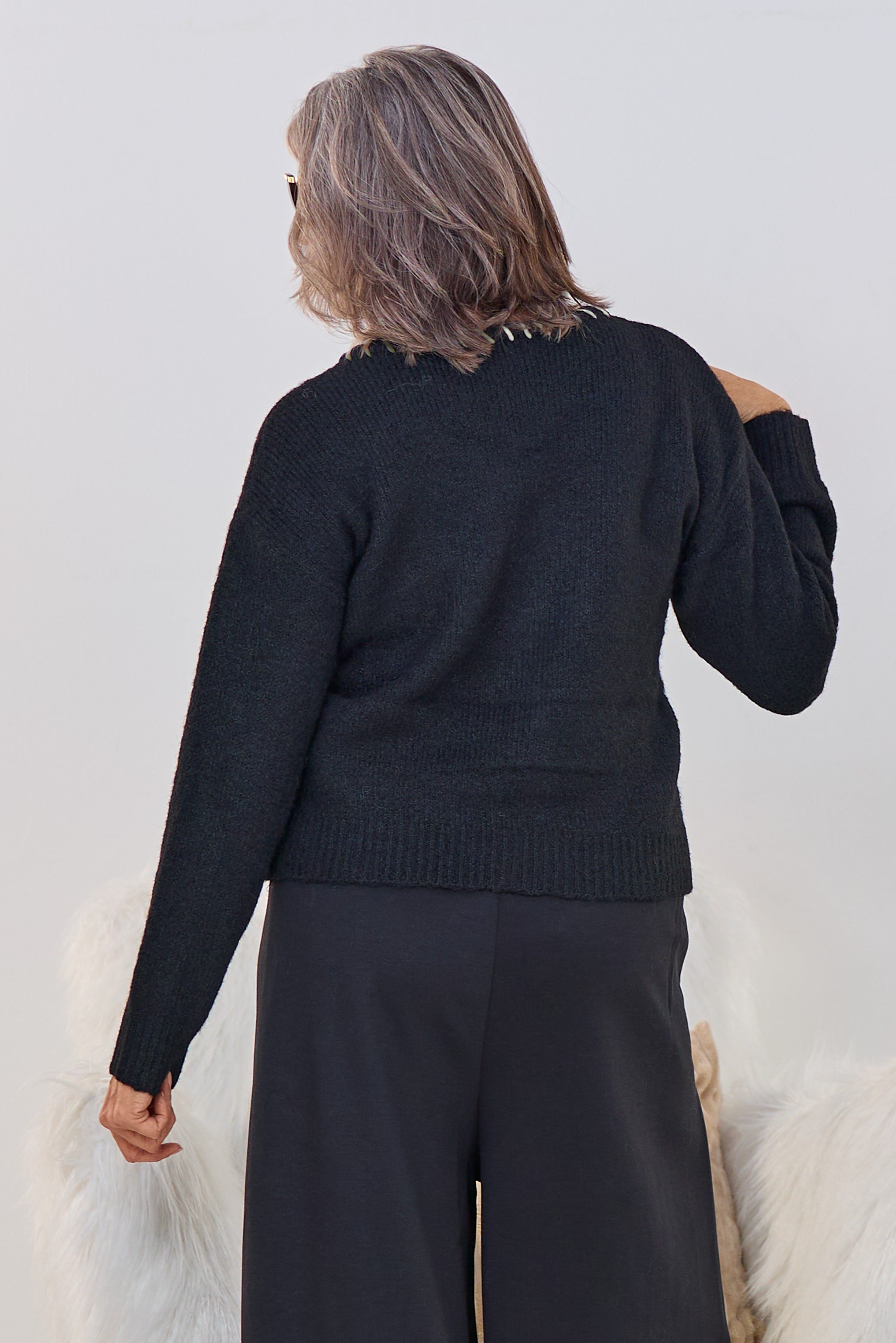 Strickpulli mit V-Ausschnitt und Schleifen, schwarz-ecru