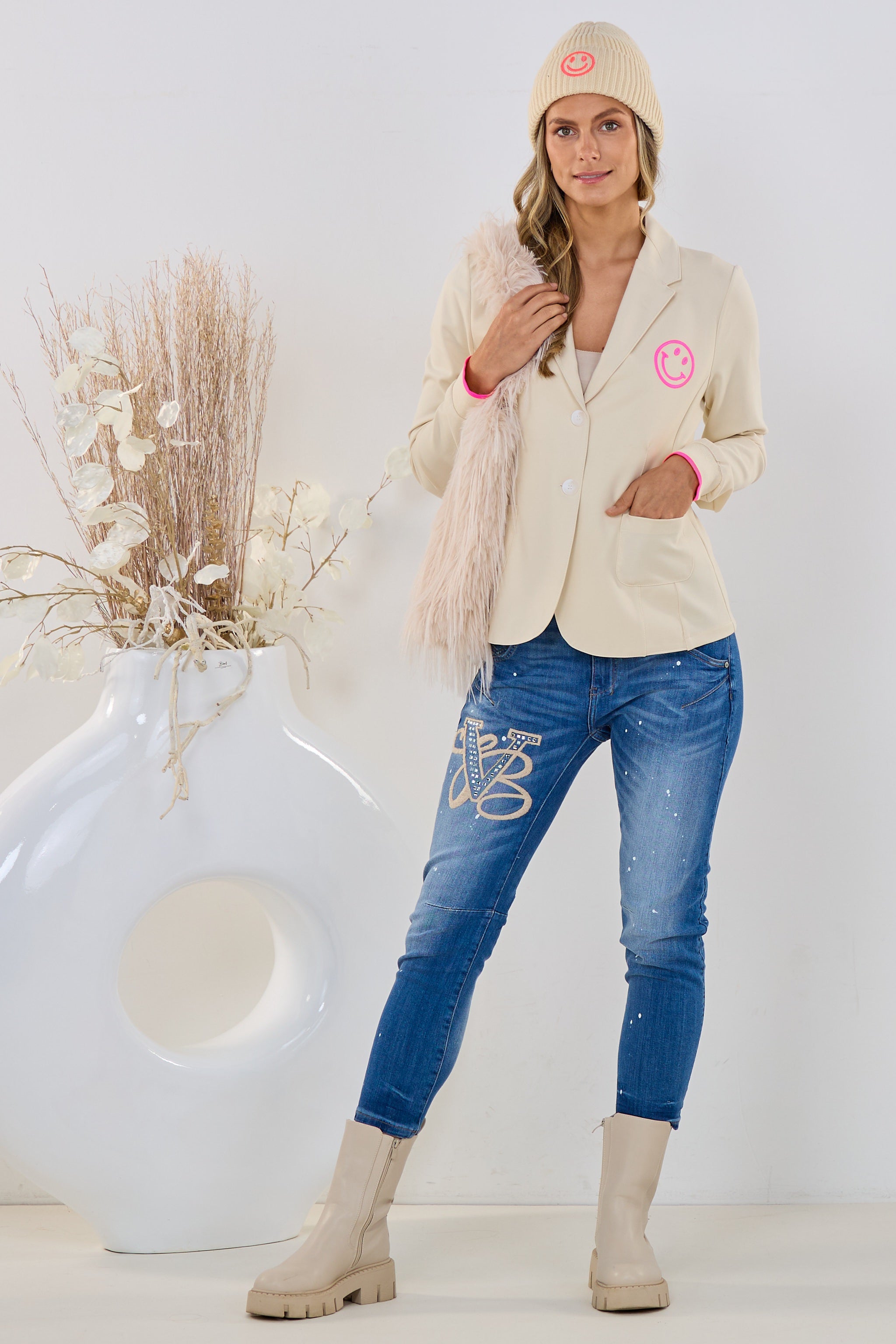 Kurzer Blazer mit Smiley, creme-neonpink