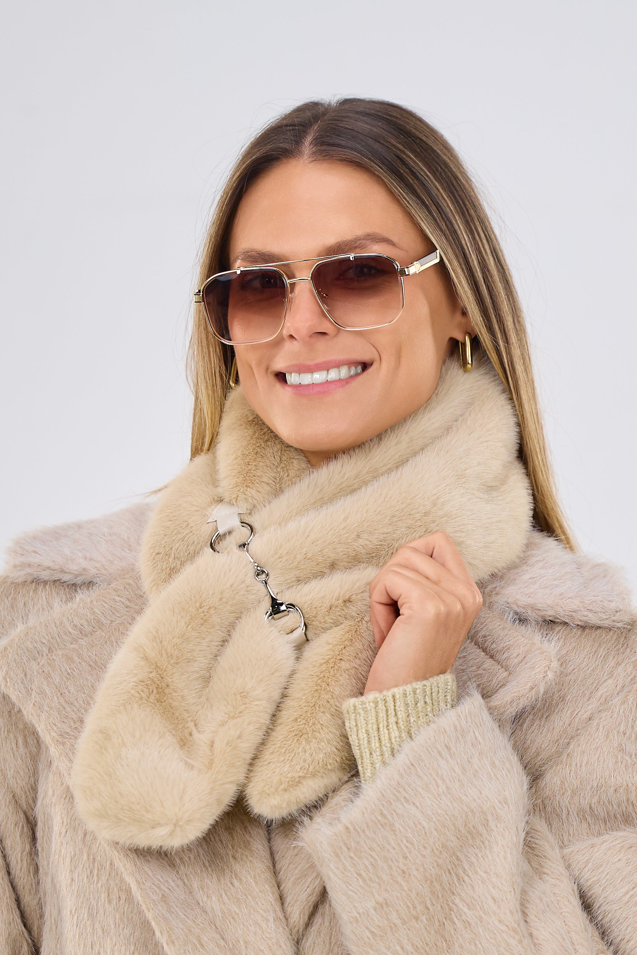 flauschiger Schal aus Fellimitat mit Schnalle, beige