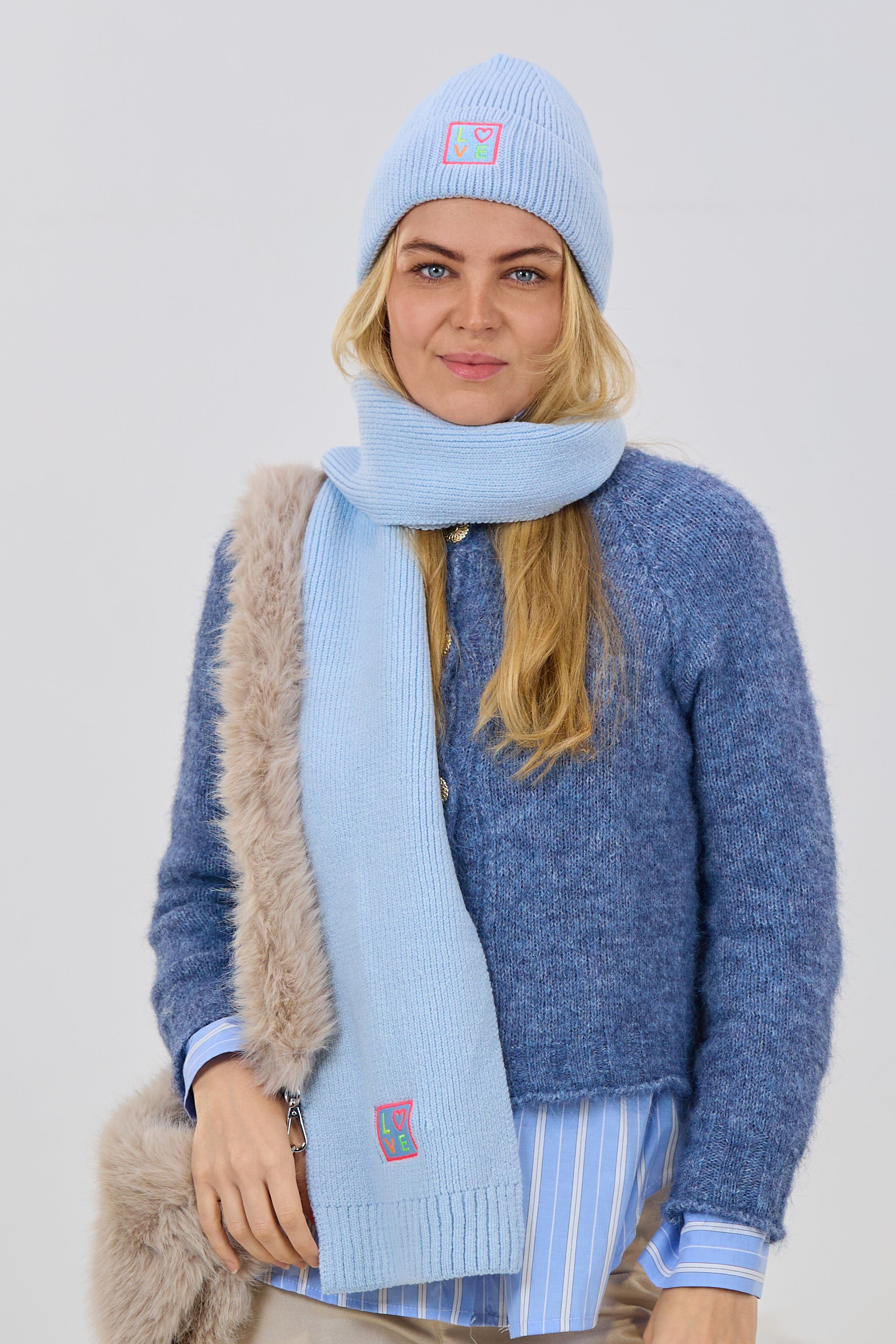 Set Mütze und Schal mit LOVE-Patch, hellblau