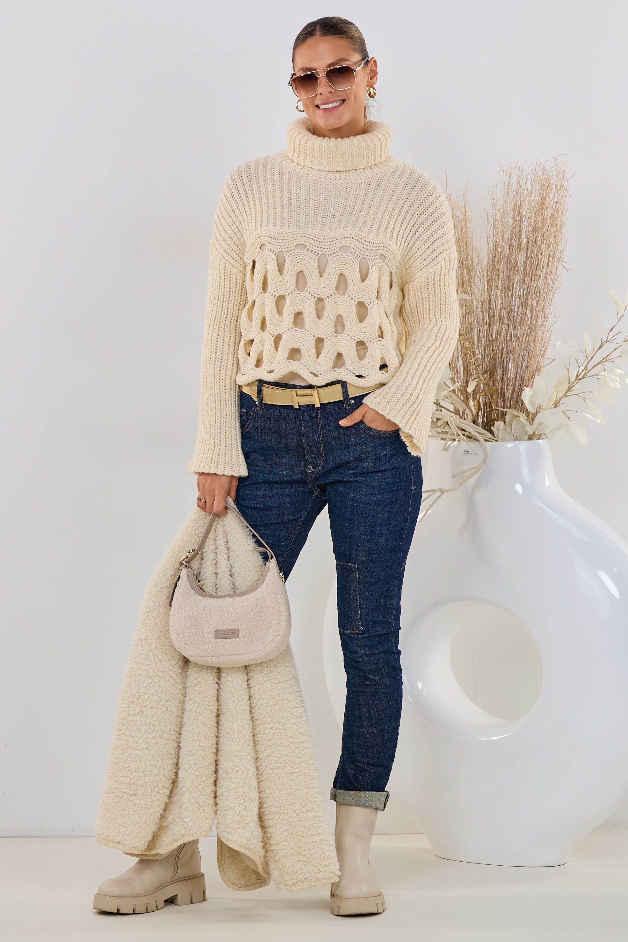 Gerippter Rollkragenpulli mit Lochmuster, creme