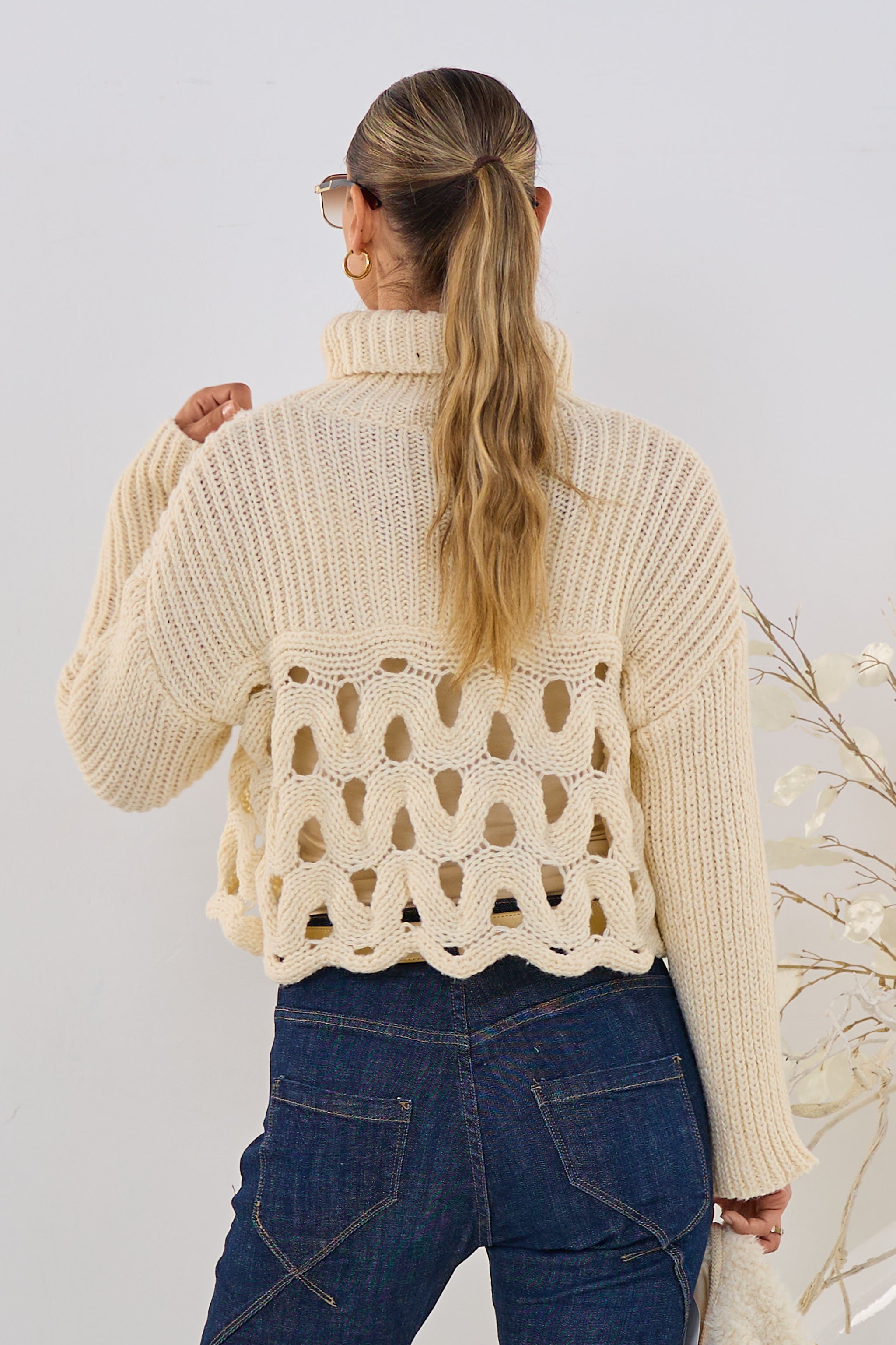 Gerippter Rollkragenpulli mit Lochmuster, creme