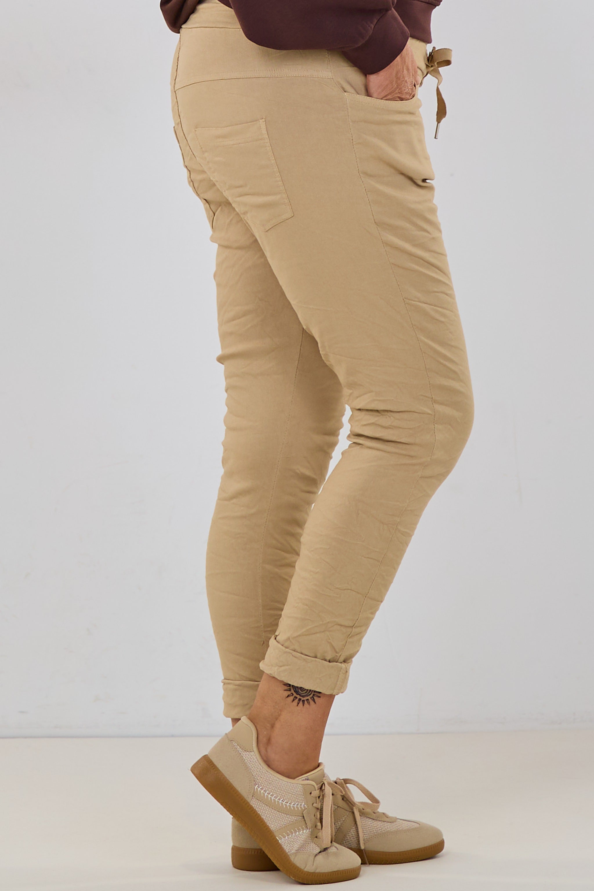 Hose mit elastischem Bund im Knitterlook, beige
