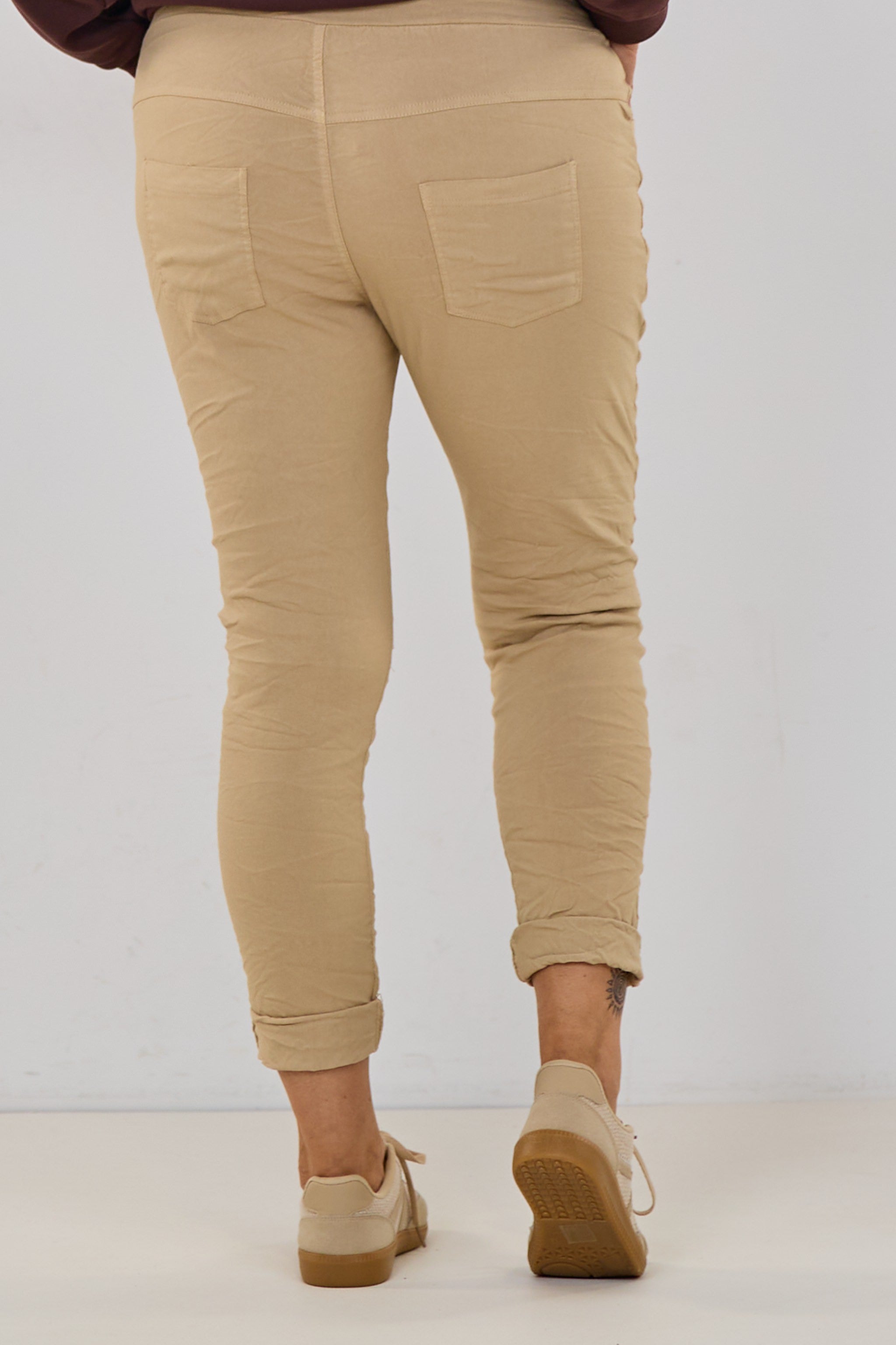 Hose mit elastischem Bund im Knitterlook, beige