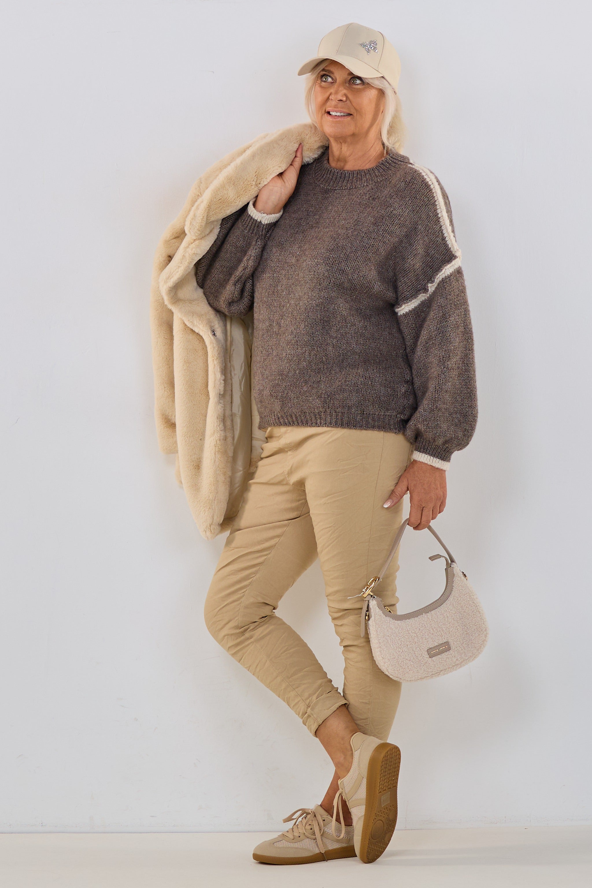 Bicolor Strickpullover mit außenliegenden Nähten, schlamm-ecru