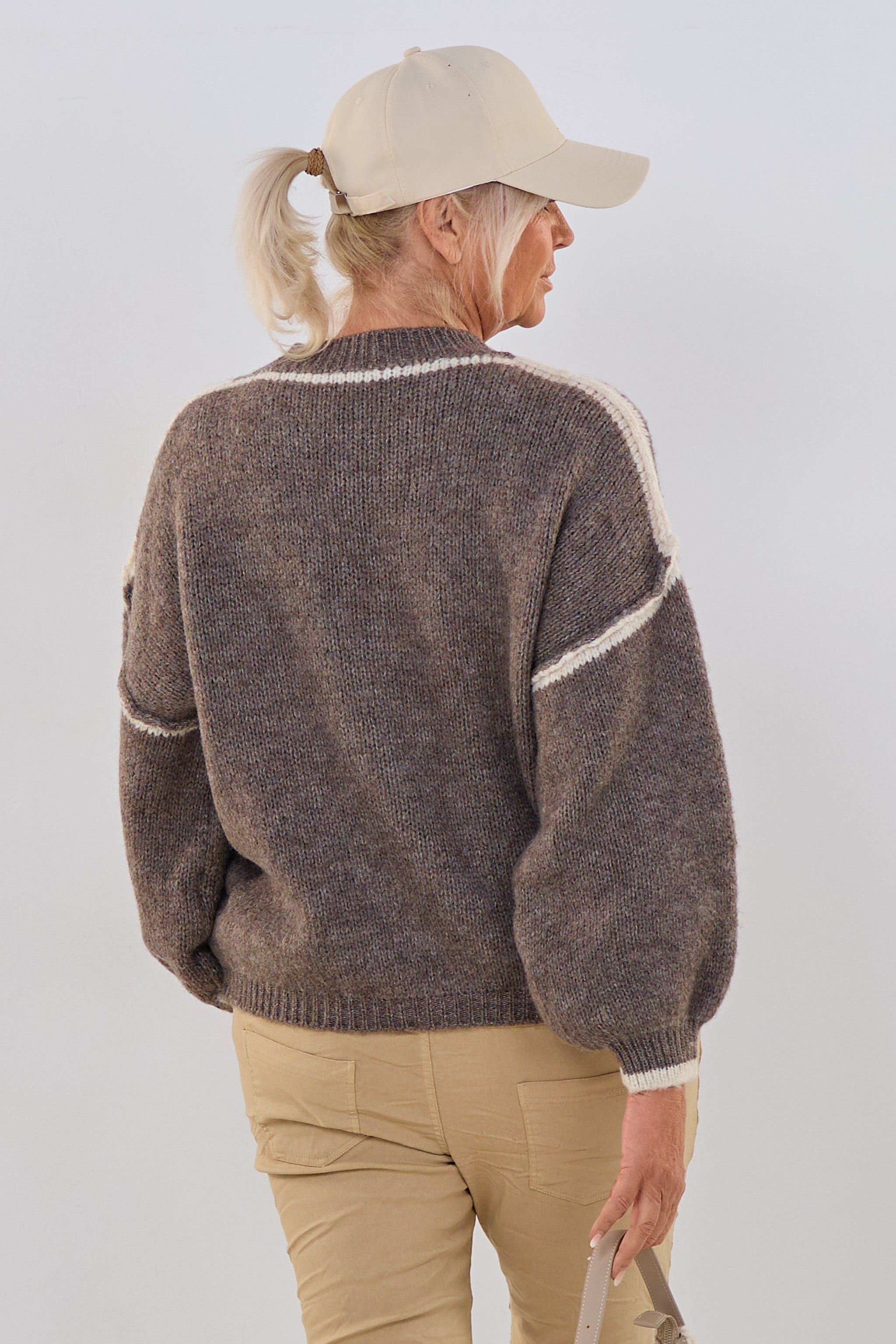 Bicolor Strickpullover mit außenliegenden Nähten, schlamm-ecru