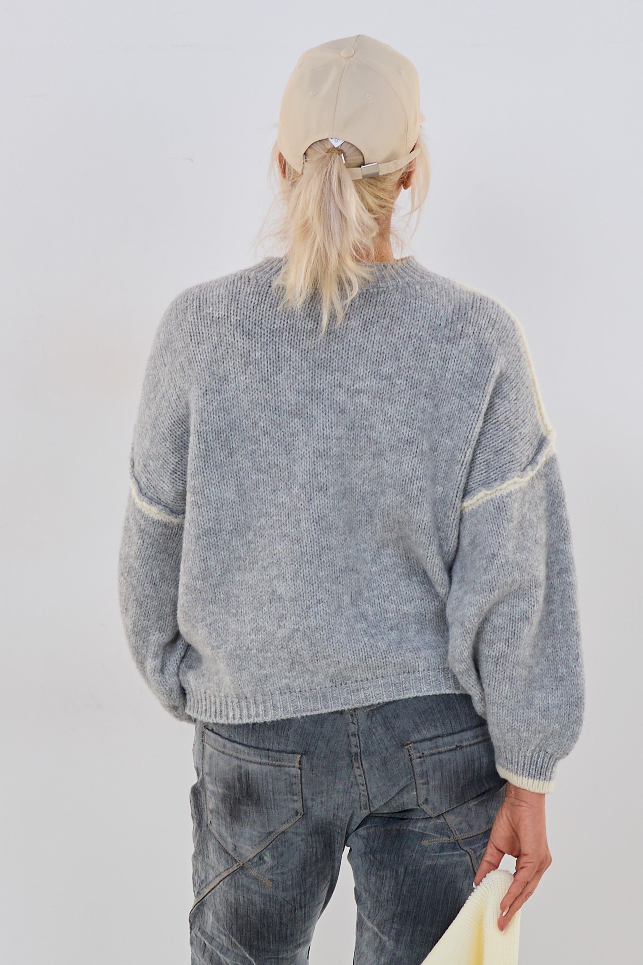 Bicolor Strickpullover mit außenliegenden Nähten, grau-ecru