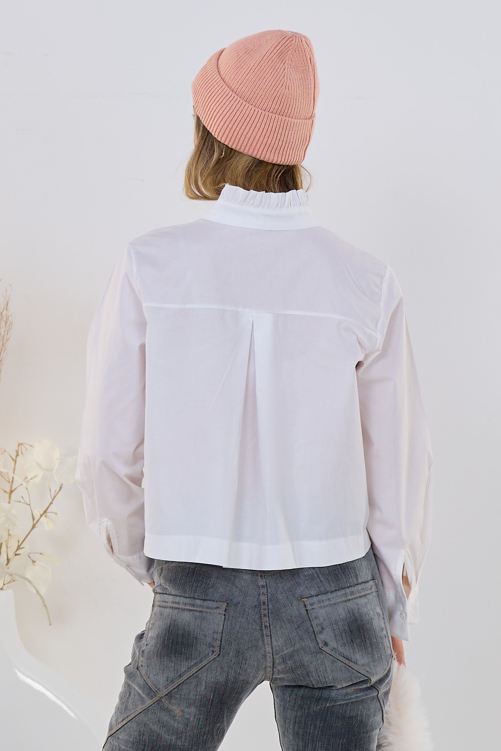 Kurze Bluse mit Rüschen-Stehkragen, weiß