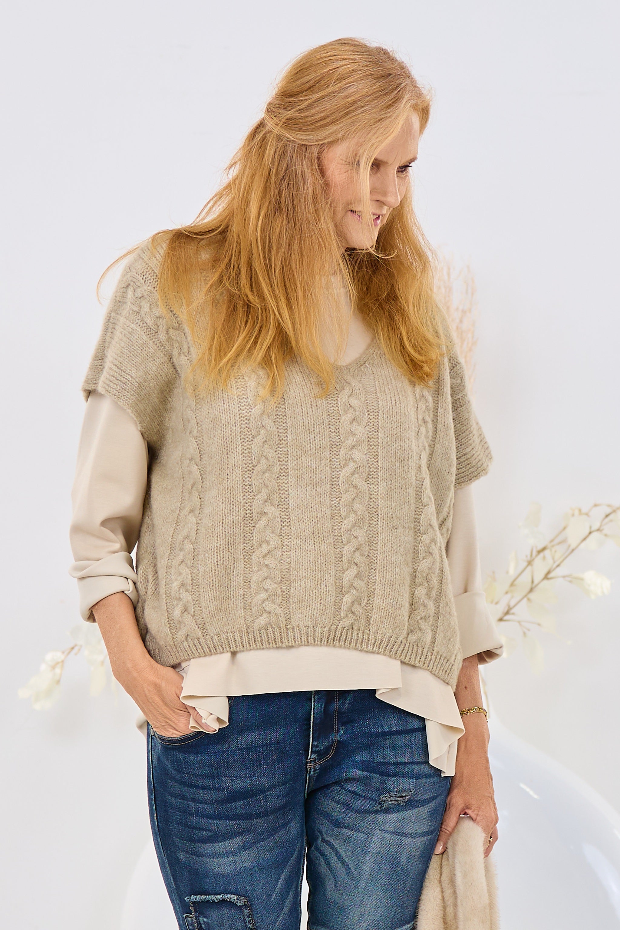 Weiter, weicher Pullunder mit Zopfmuster, beige