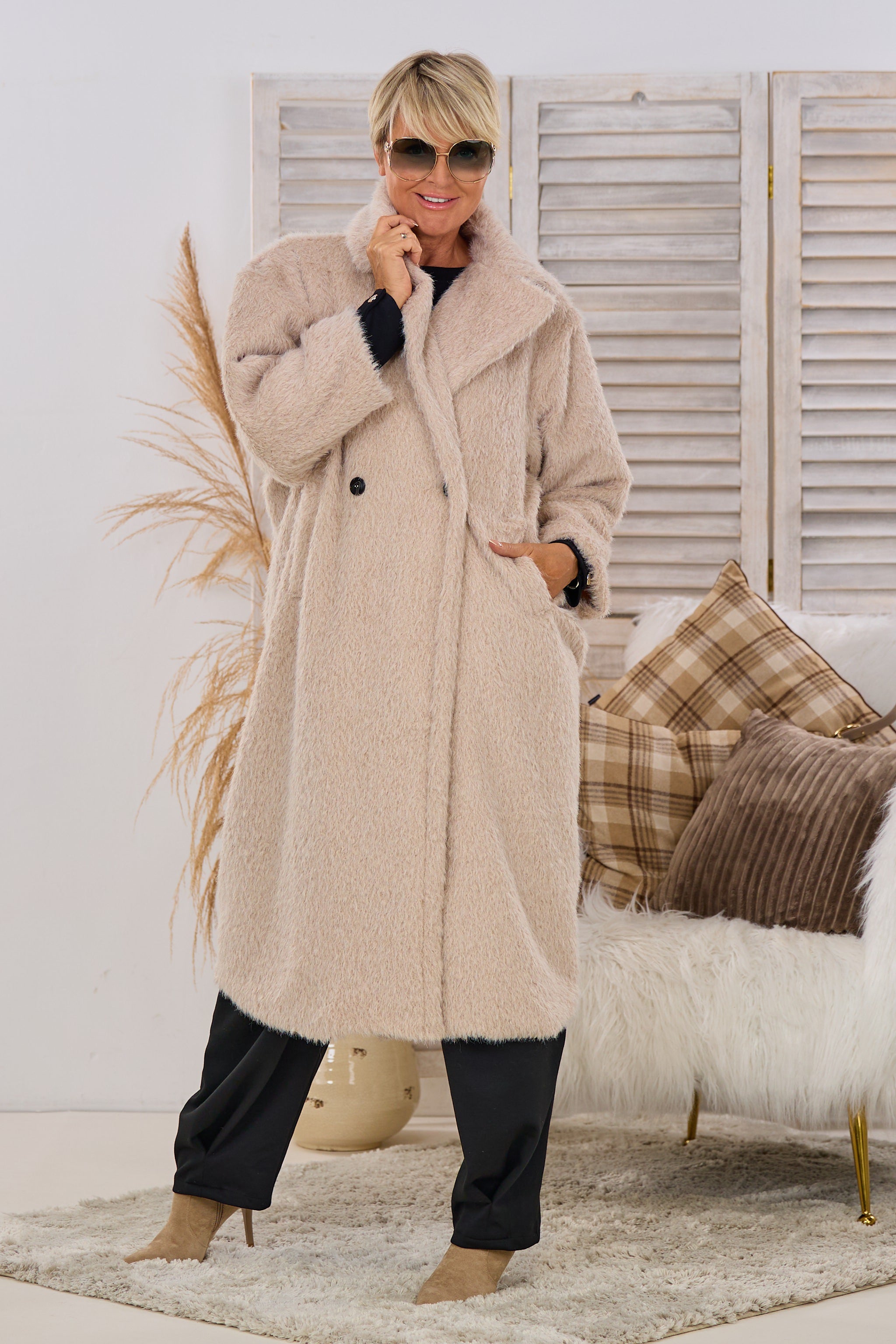 Kuscheliger Mantel in Felloptik, beige