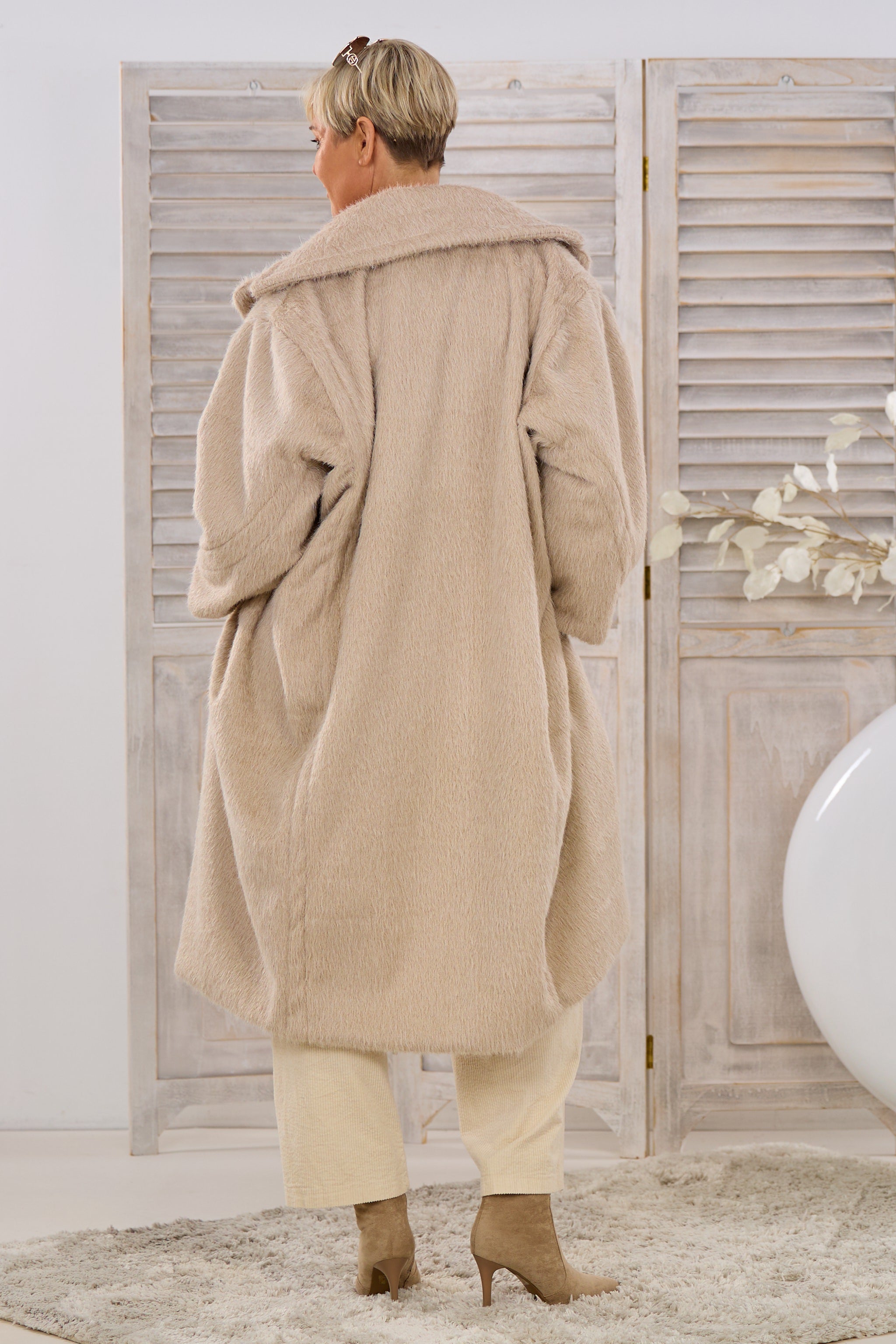 Kuscheliger Mantel in Felloptik, beige