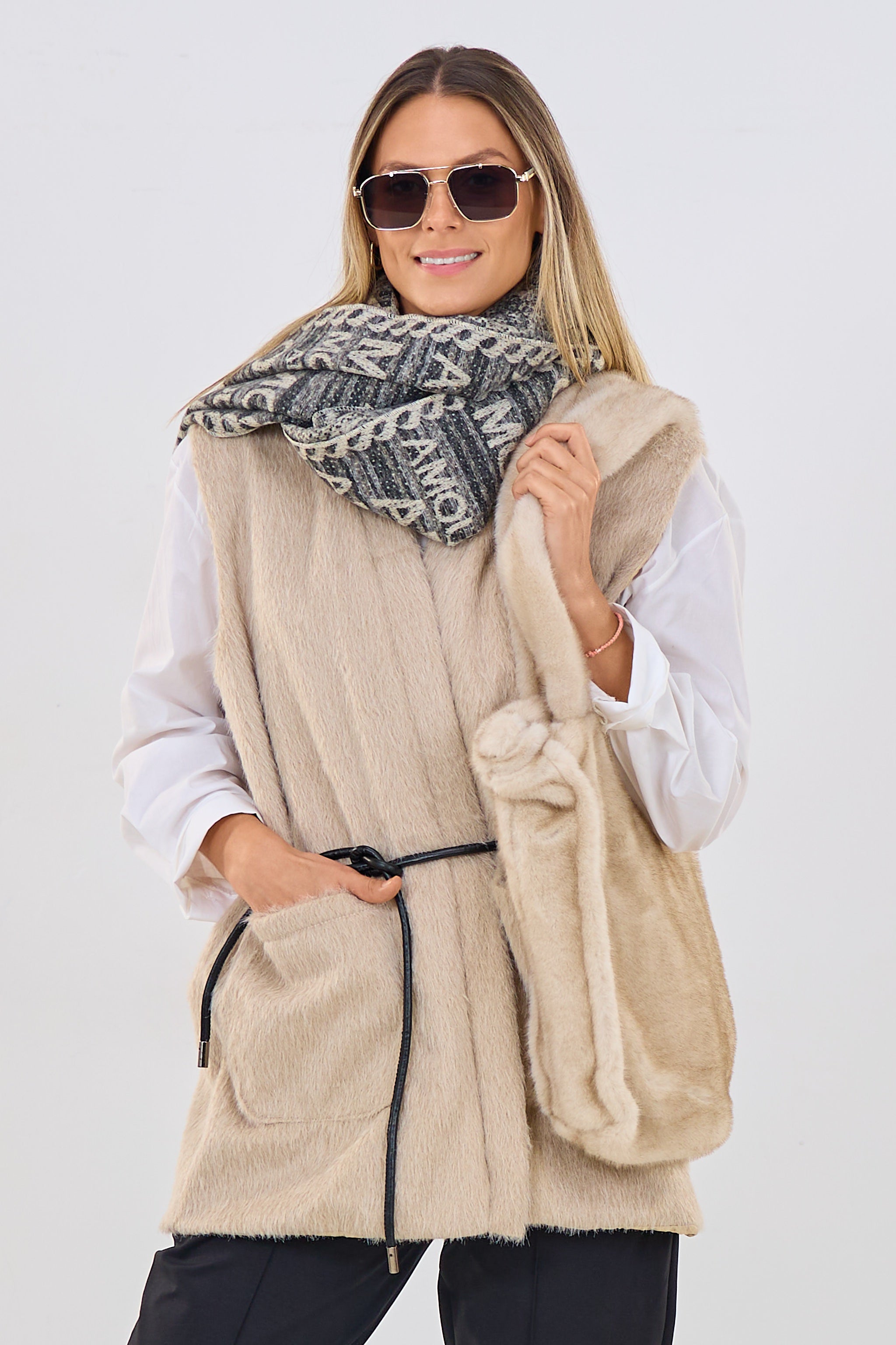 Flauschige Longweste mit Bindegürtel, beige
