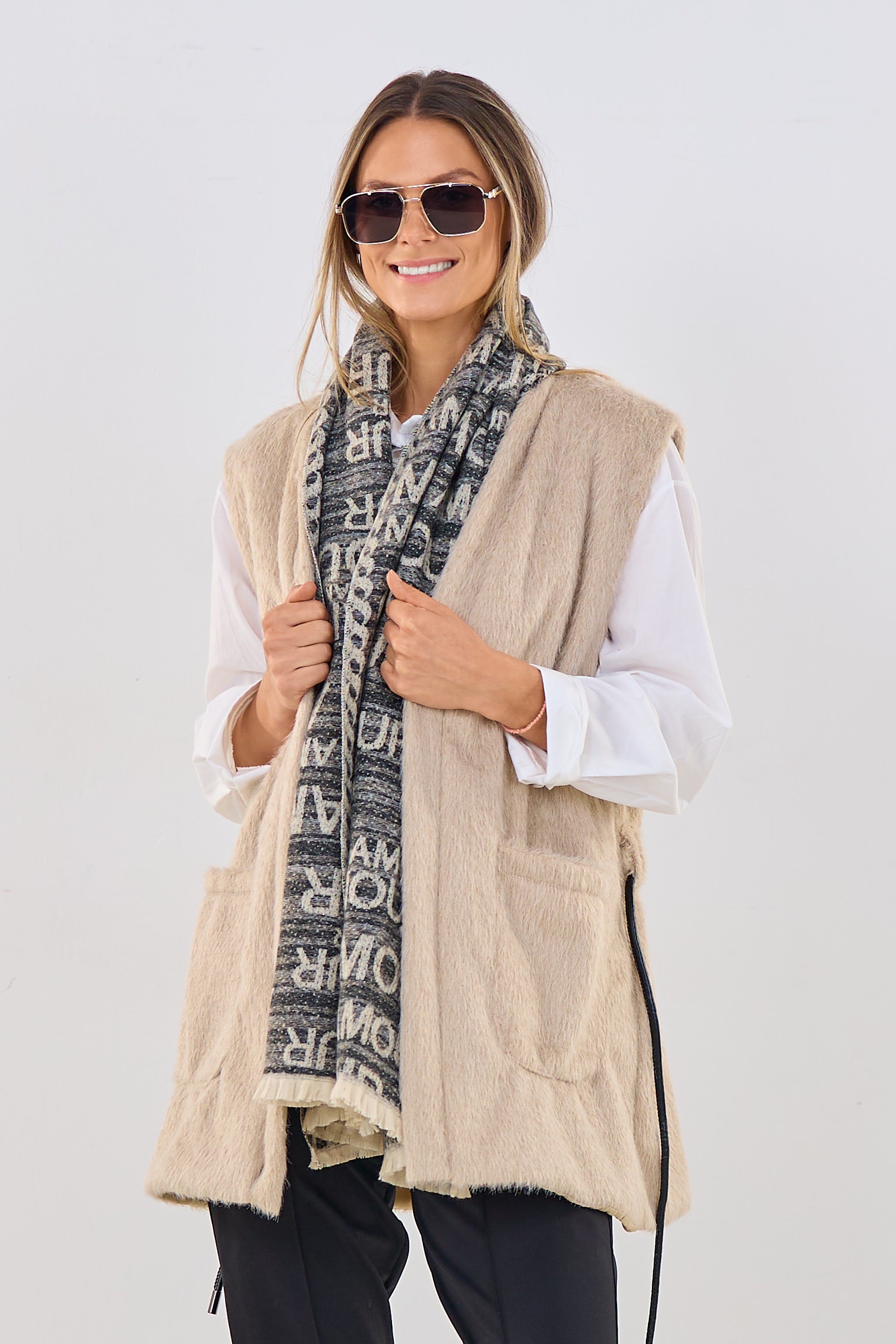 Flauschige Longweste mit Bindegürtel, beige