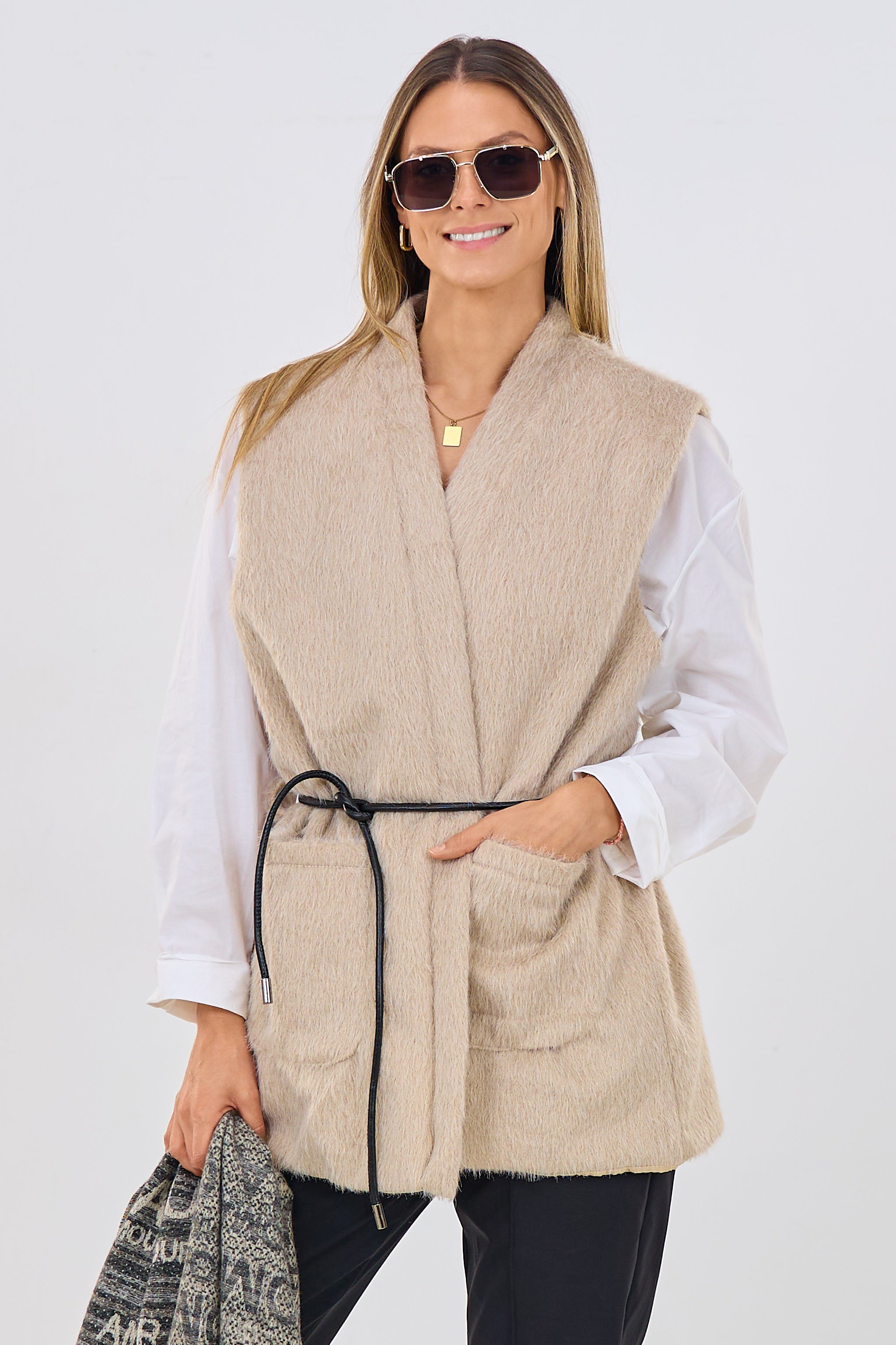 Flauschige Longweste mit Bindegürtel, beige