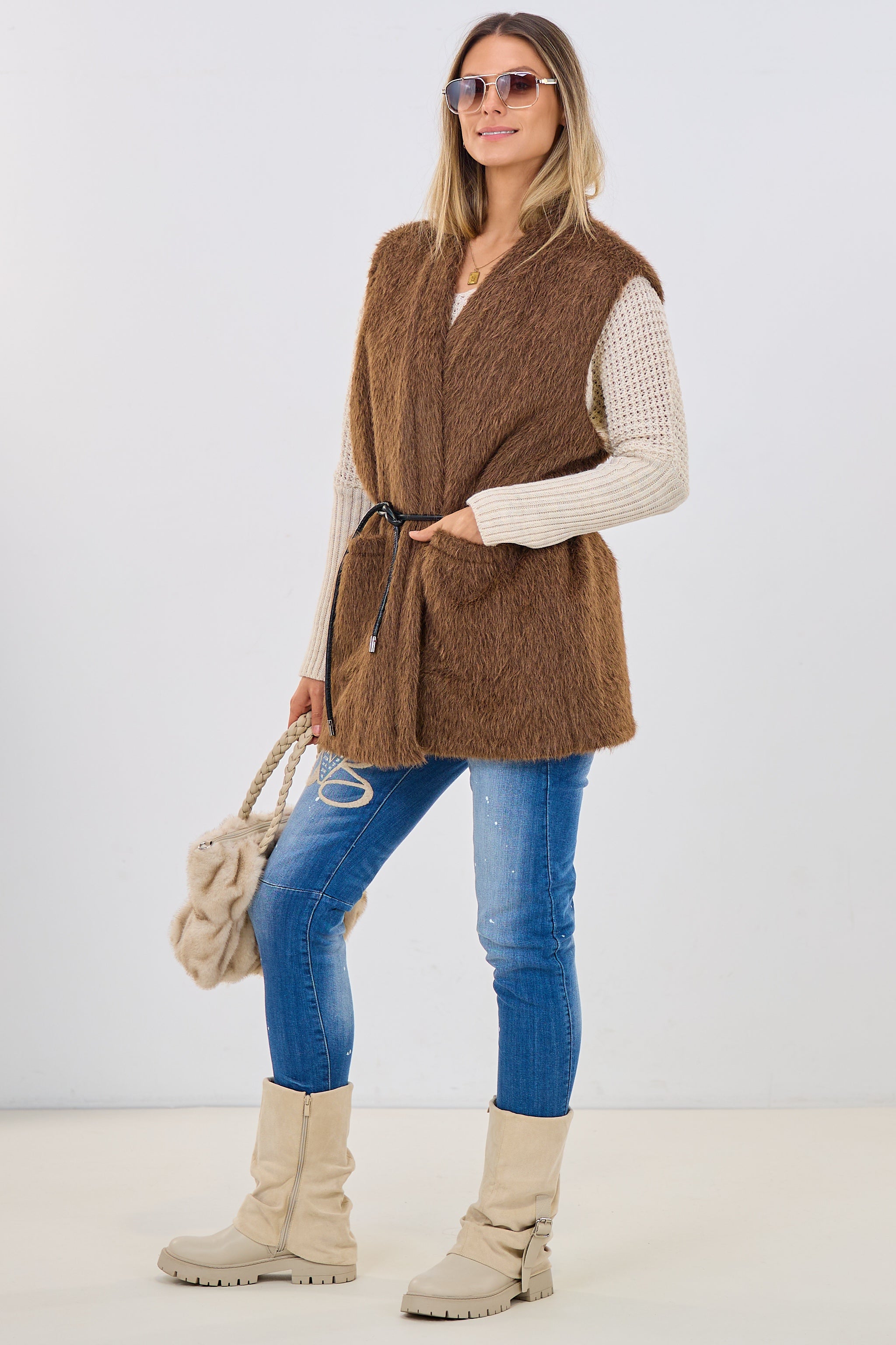 Flauschige Longweste mit Bindegürtel, braun