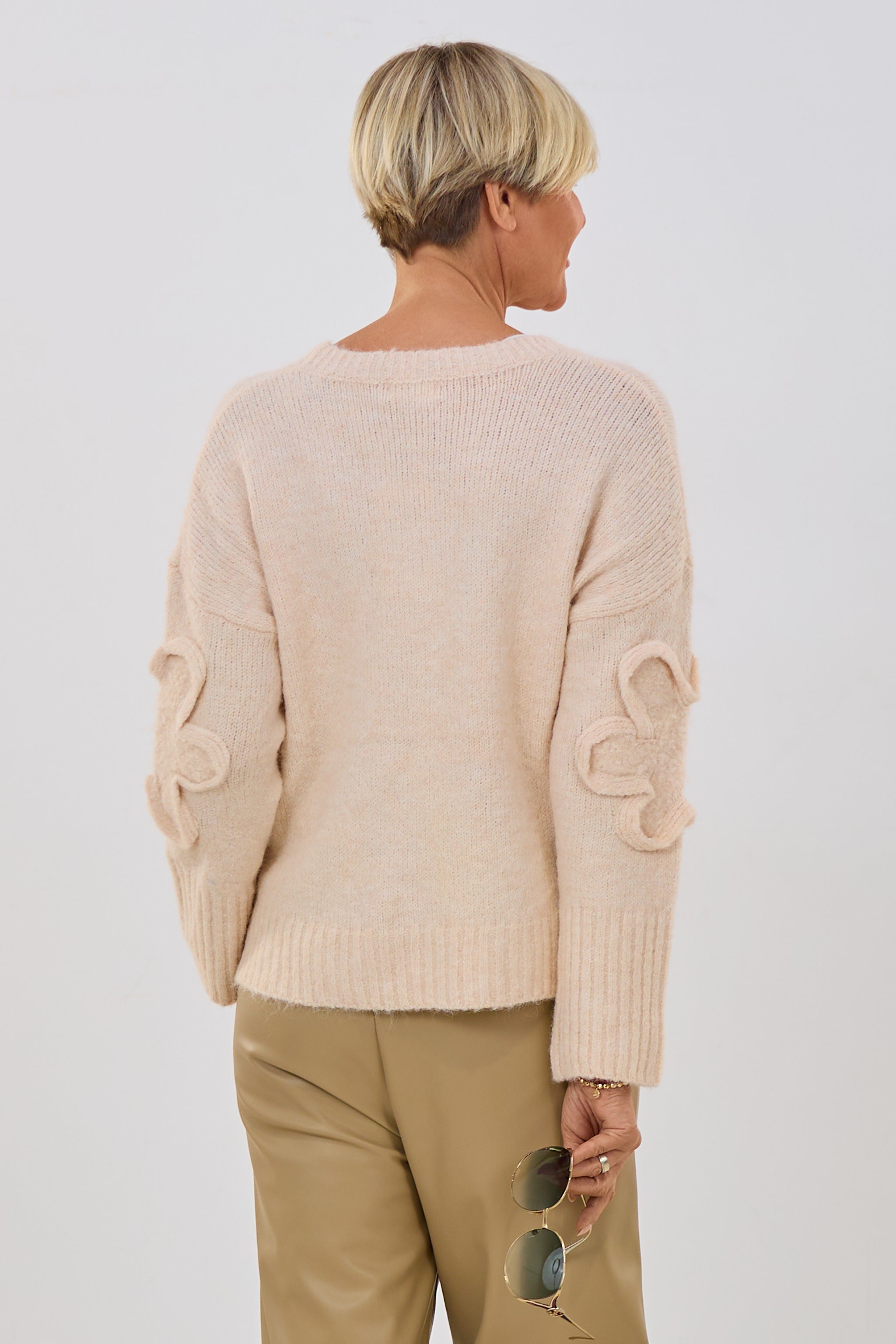 Strickpulli mit Blumen, hell apricot