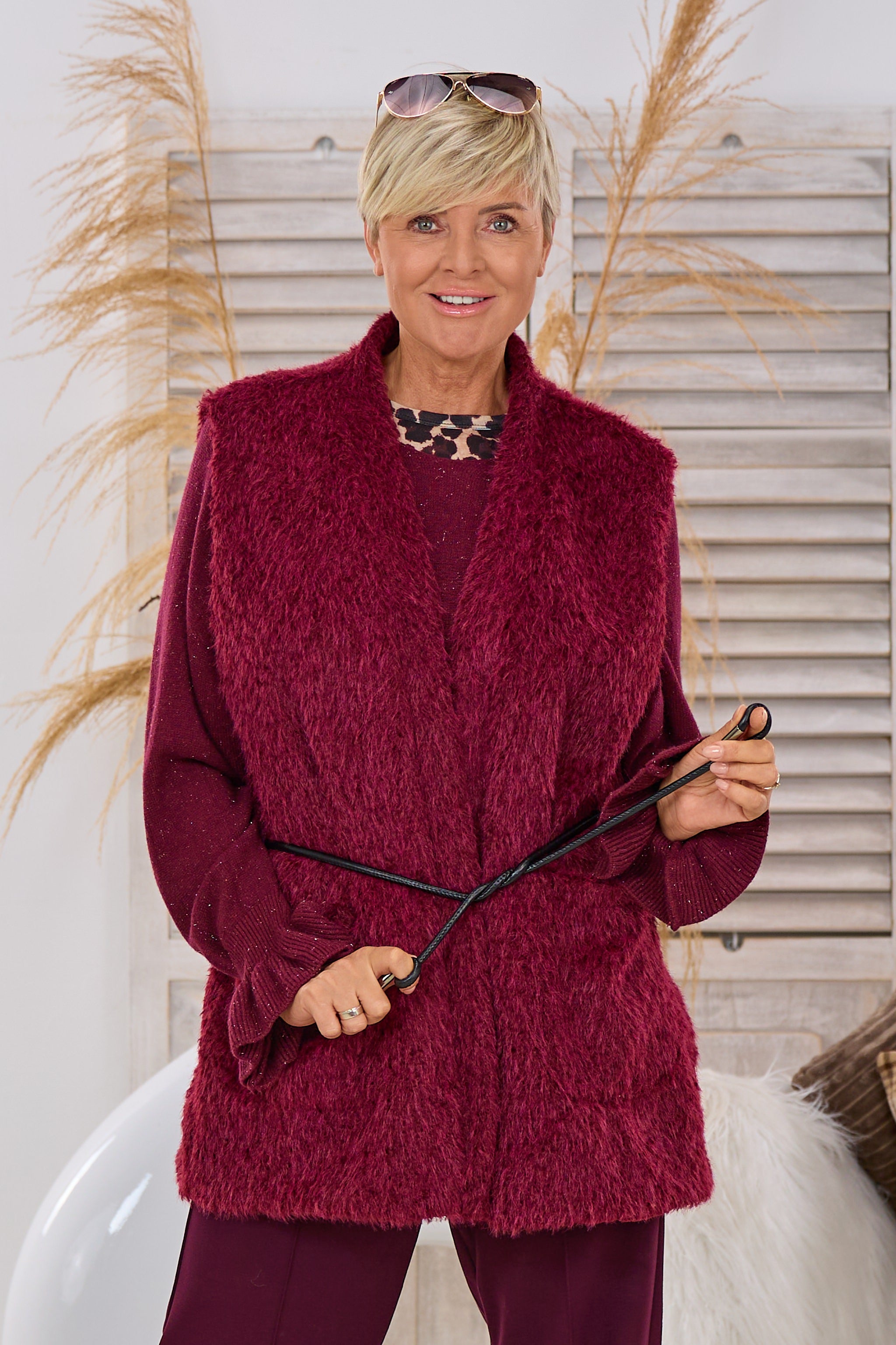 Flauschige Longweste mit Bindegürtel, bordeaux