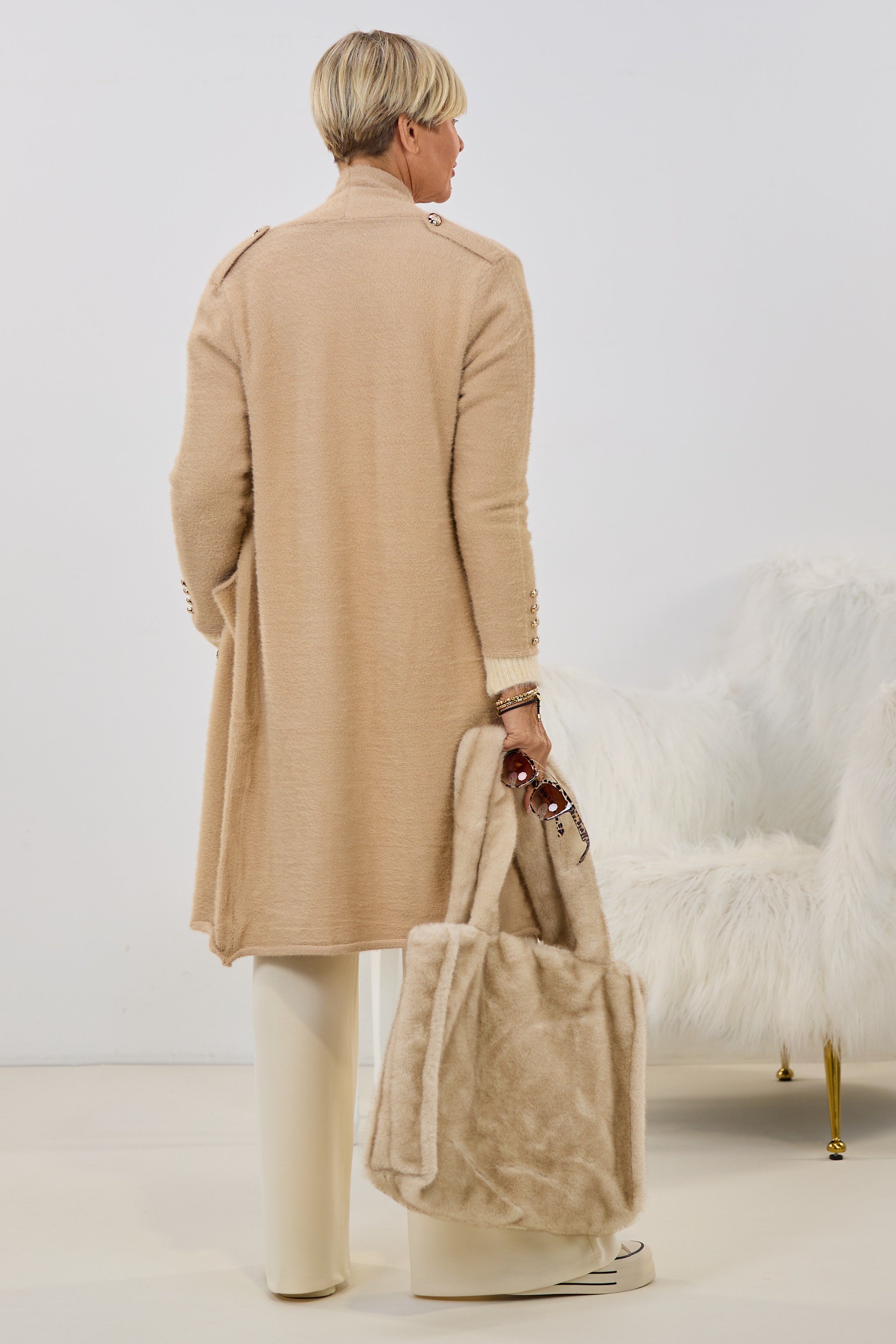 Flauschiger Strickmantel mit goldenen Knöpfen, beige
