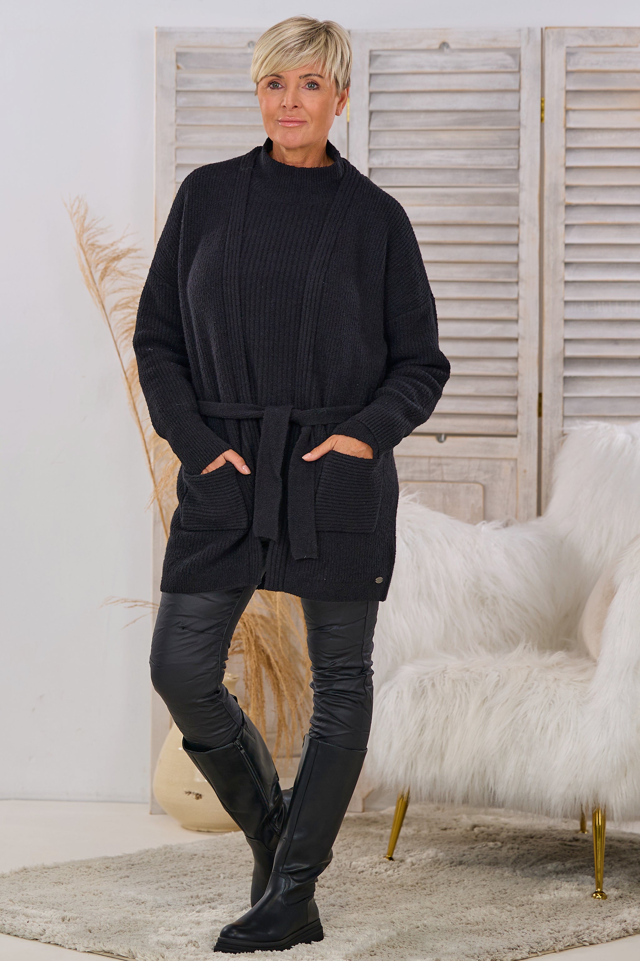 Strickjacke mit Taschen und Gürtel, schwarz