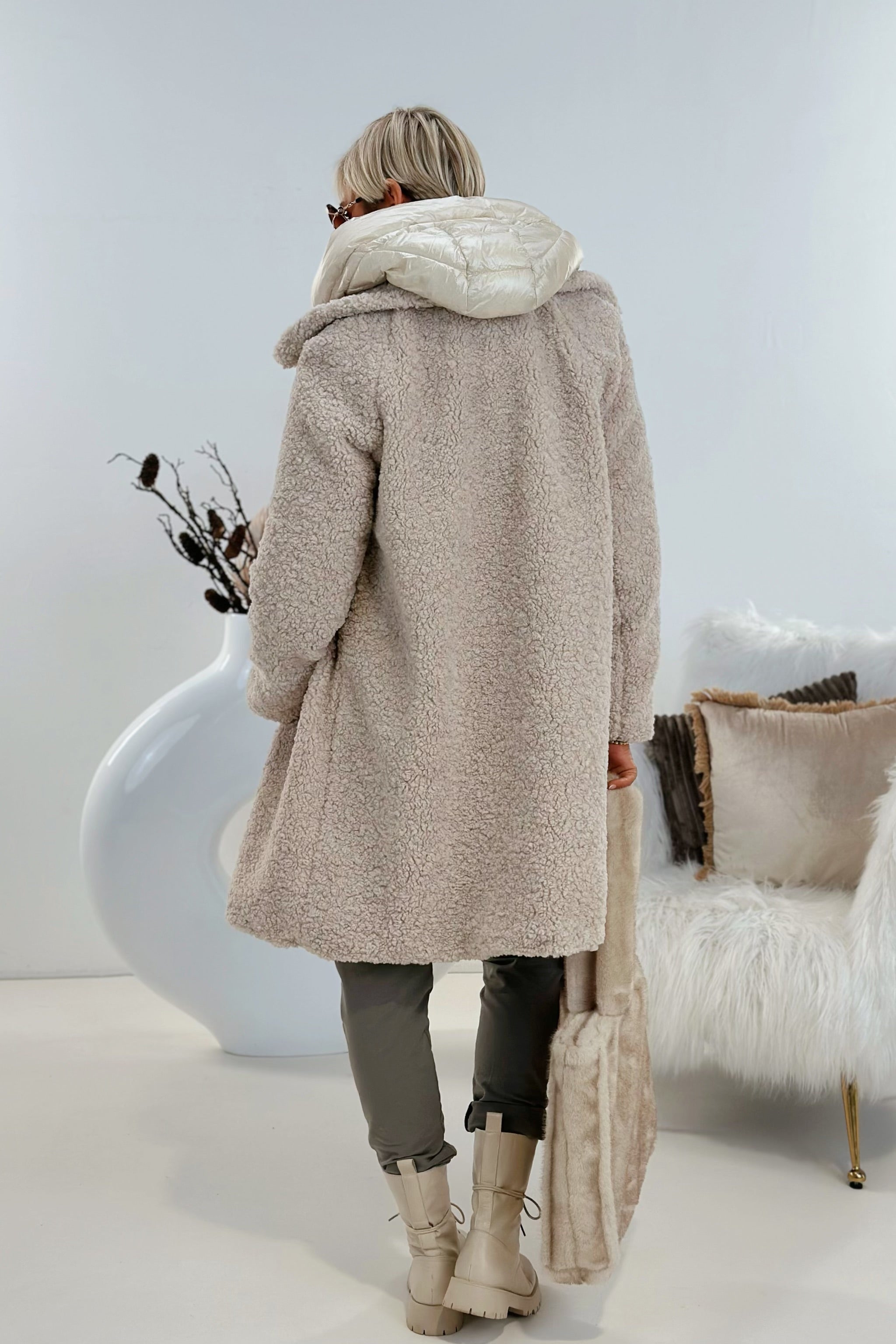 Teddy-Kurz-Mantel mit Steppeinsatz, beige